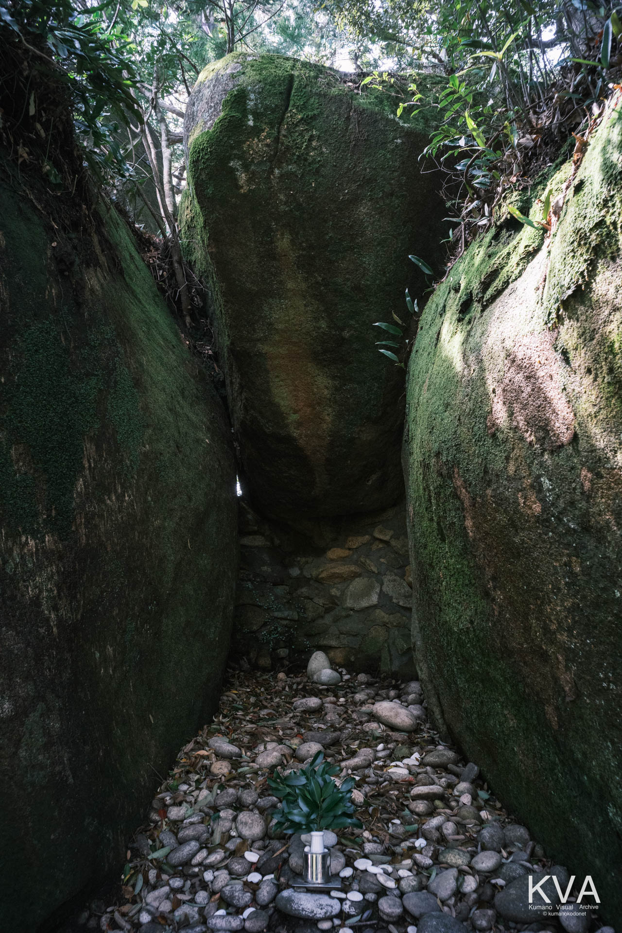 ゴトビキ岩（左側）と、寄り添う巨石（右側）の間に形成された、底部に礫が敷かれた空間