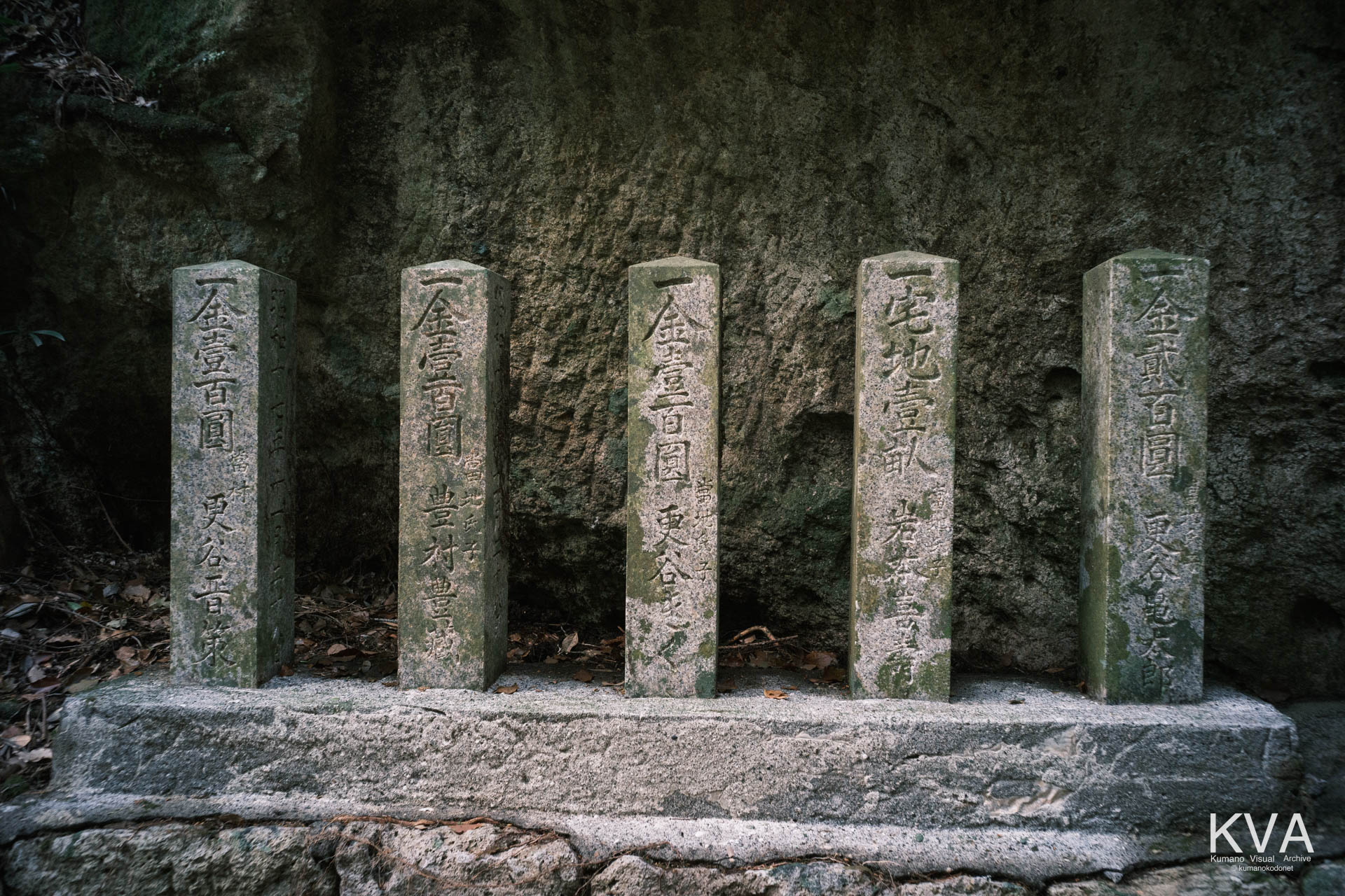 拝殿下に並ぶ寄進石柱の全景