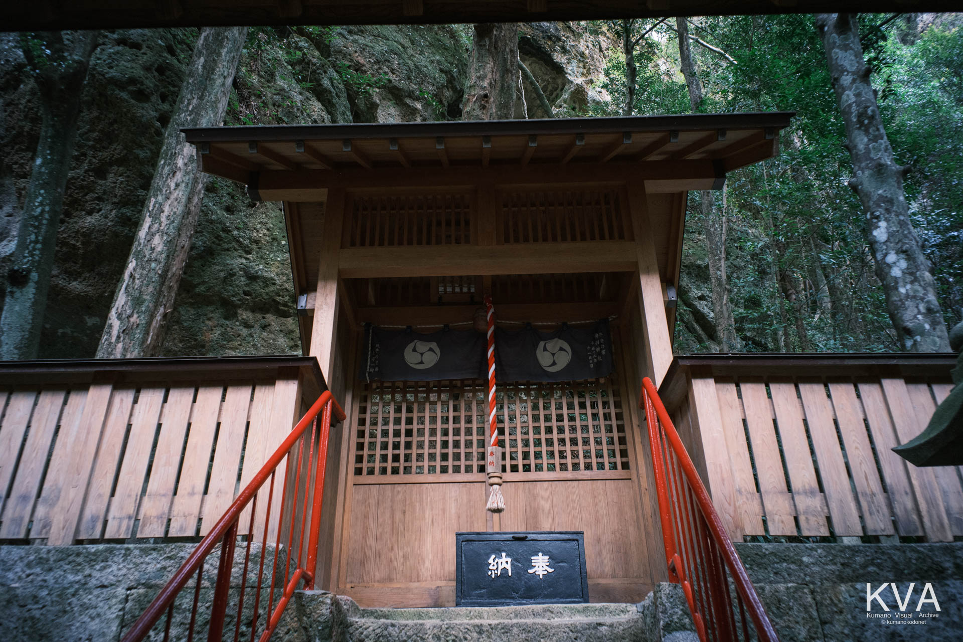 自然の岩窟を拝む拝殿