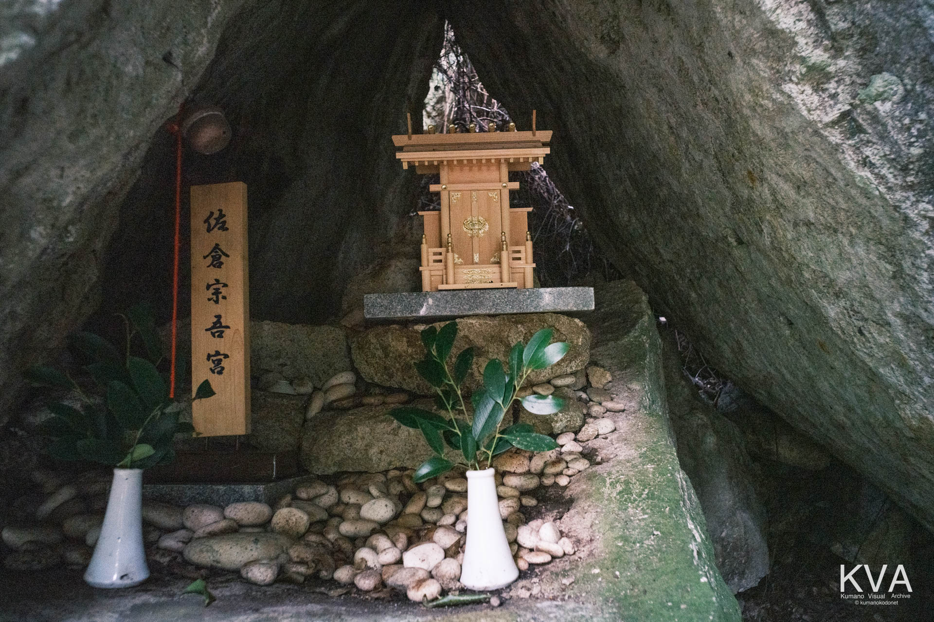 岩窟内部に鎮座する佐倉宗吾宮の社殿