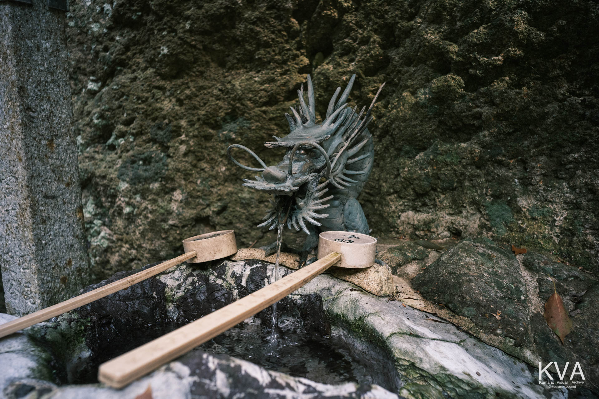 手水舎（てみずや）に設置された龍の口の彫刻から流れ出る清水