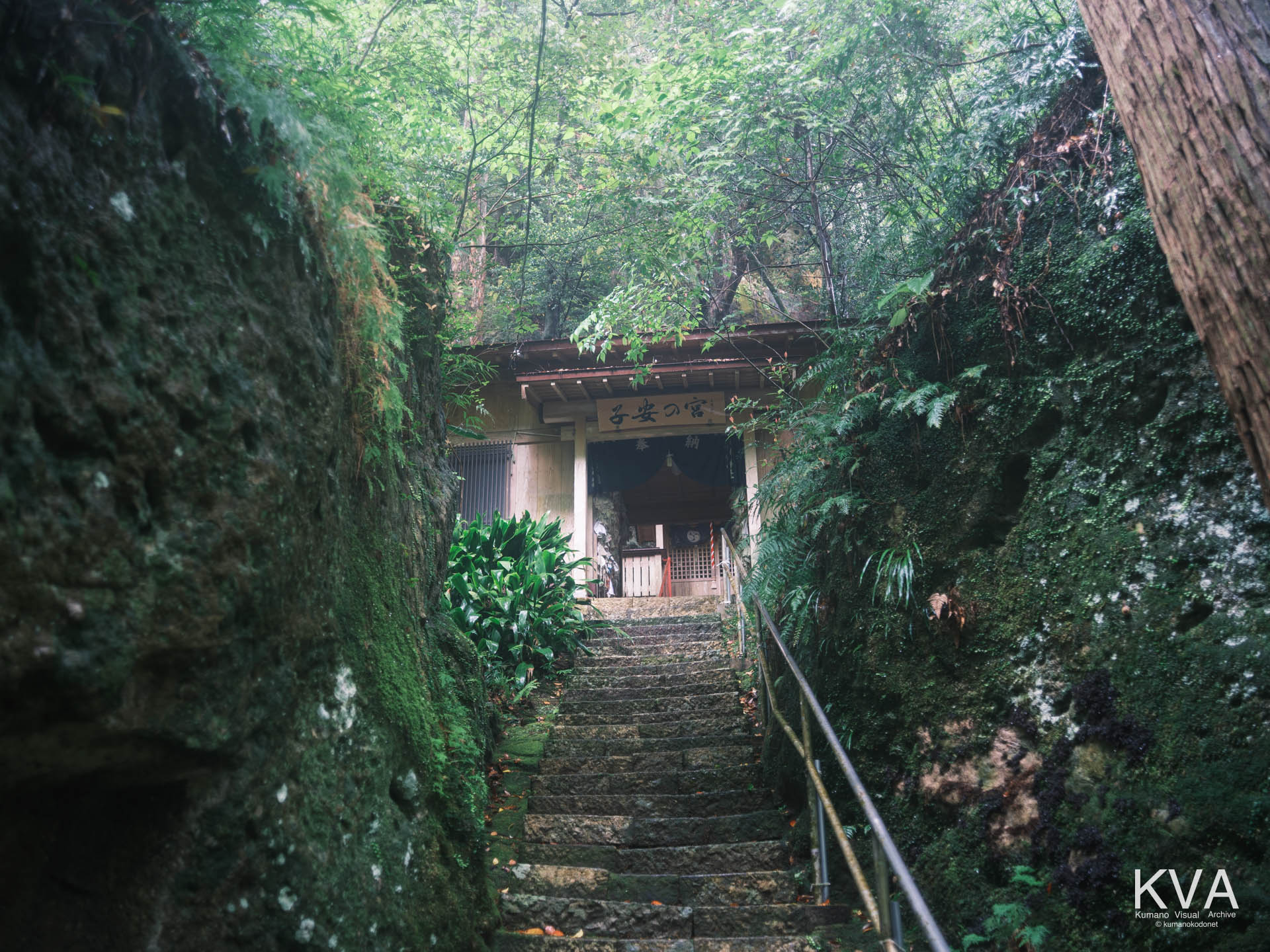 巨岩に挟まれた石段の先へと続く拝殿