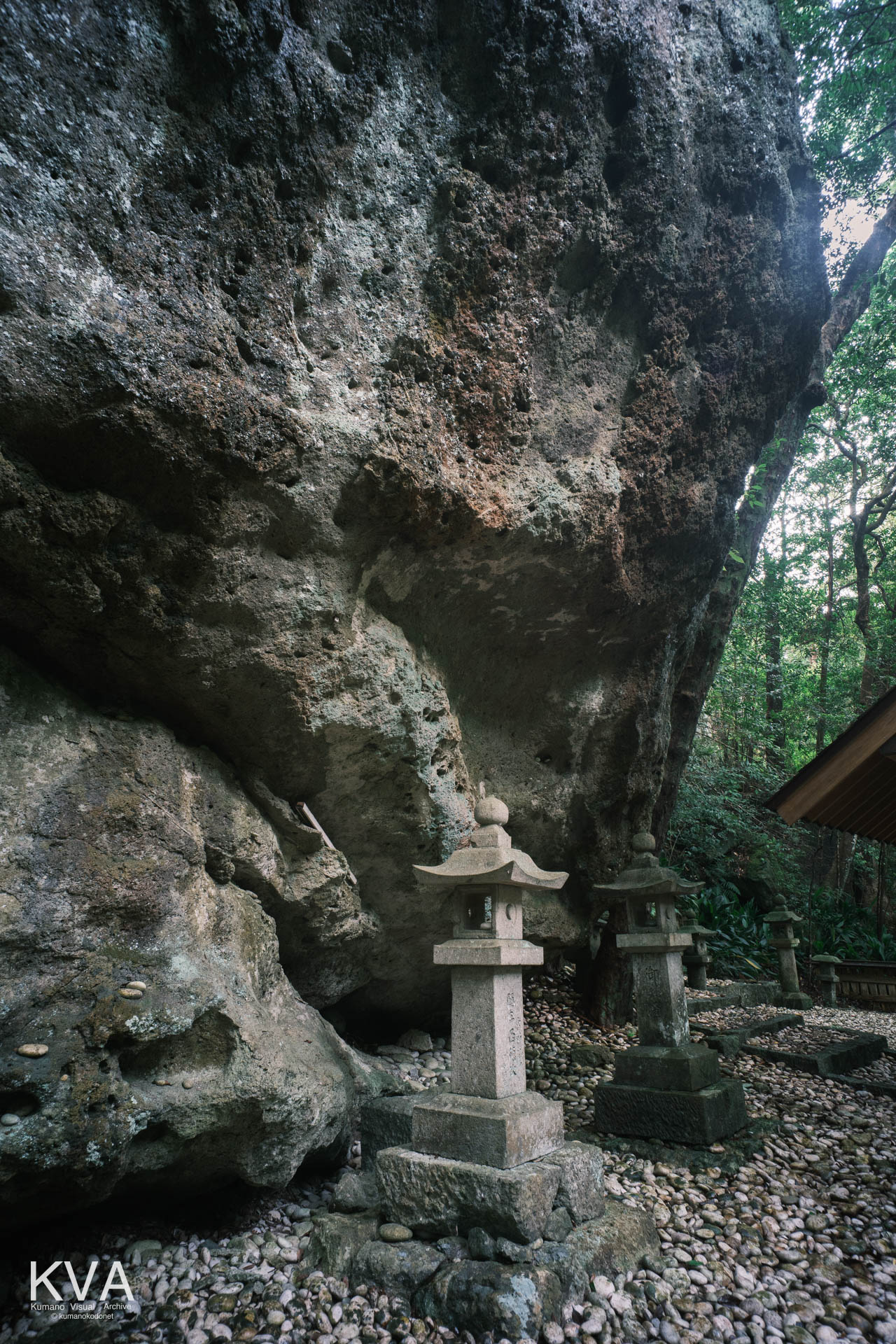 御神体である巨岩の磐座と石灯籠