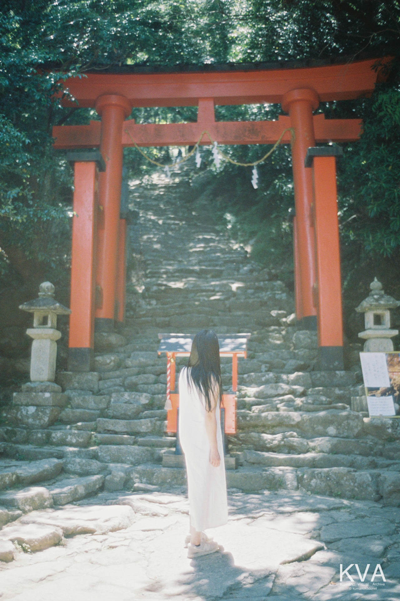 神倉神社の鳥居の前に立つ女性の後姿のポートレート