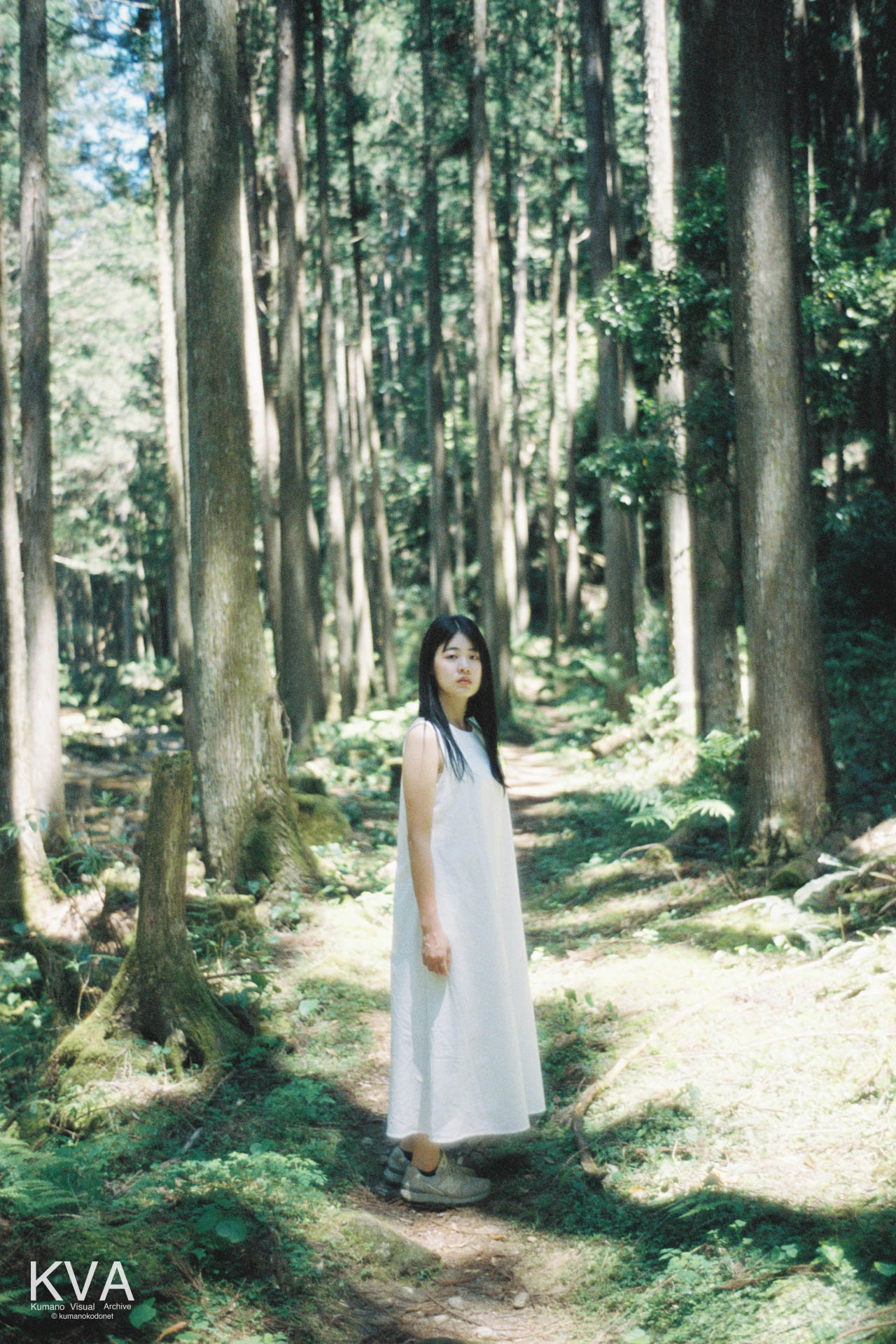 木漏れ日が差し込む桑ノ木渓谷の遊歩道で、Kodak PORTRA 400で撮影した女性のポートレート