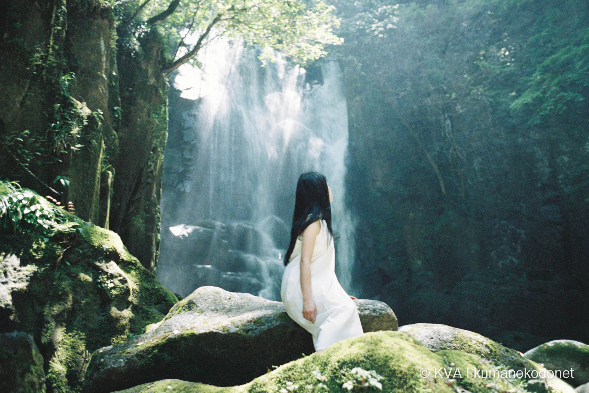 桑ノ木の滝を背景にした女性のフィルムポートレート Photo by KVA (Kumano Visual Archive)