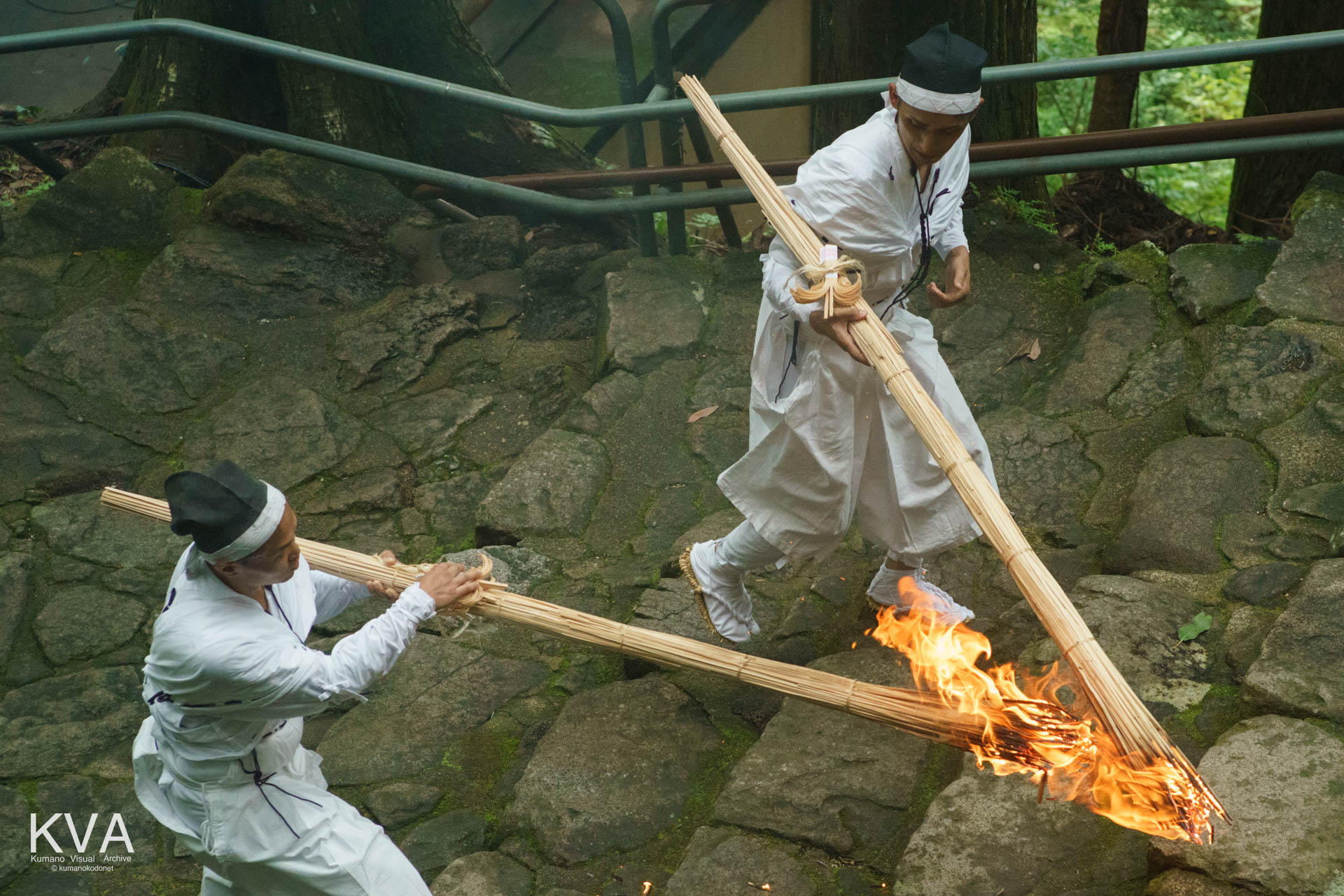 御火行事にて扇神輿を途中まで迎えに行く使の松明