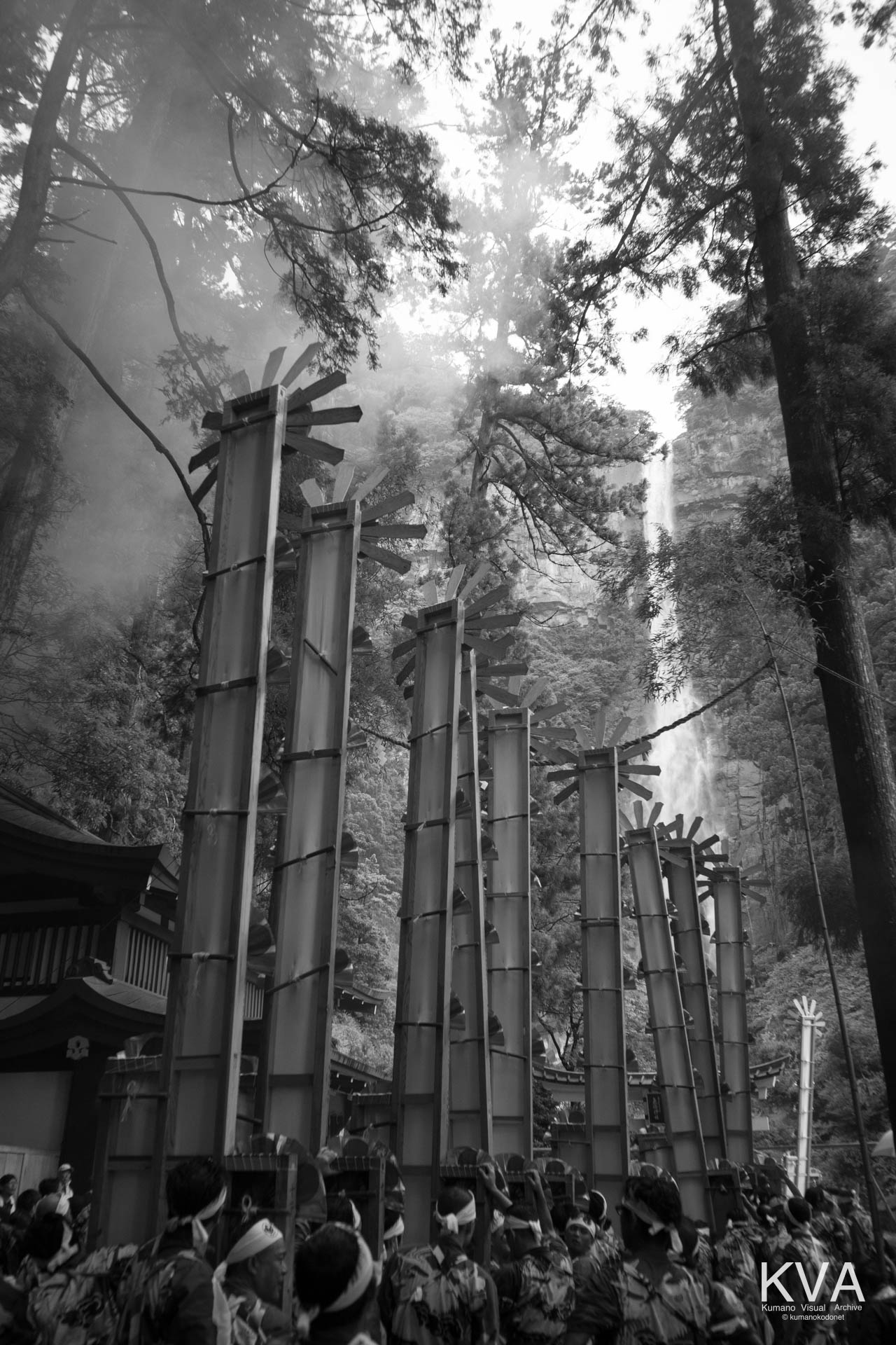 御火行事にて那智の滝の前に勢揃いした十二基の扇神輿
