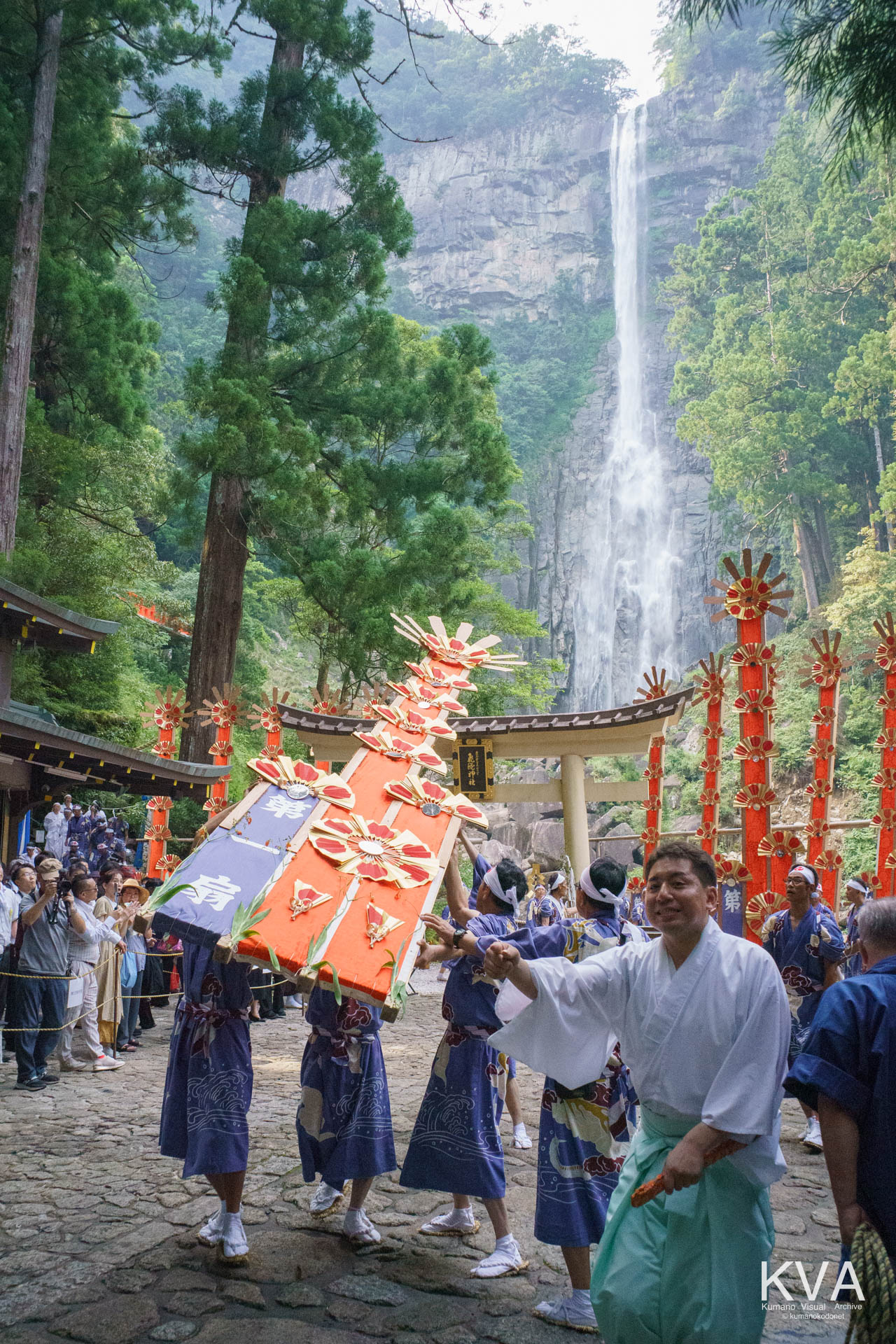 扇神輿還御 御瀧本から御本社へと向かう第一扇の扇神輿と扇指たち
