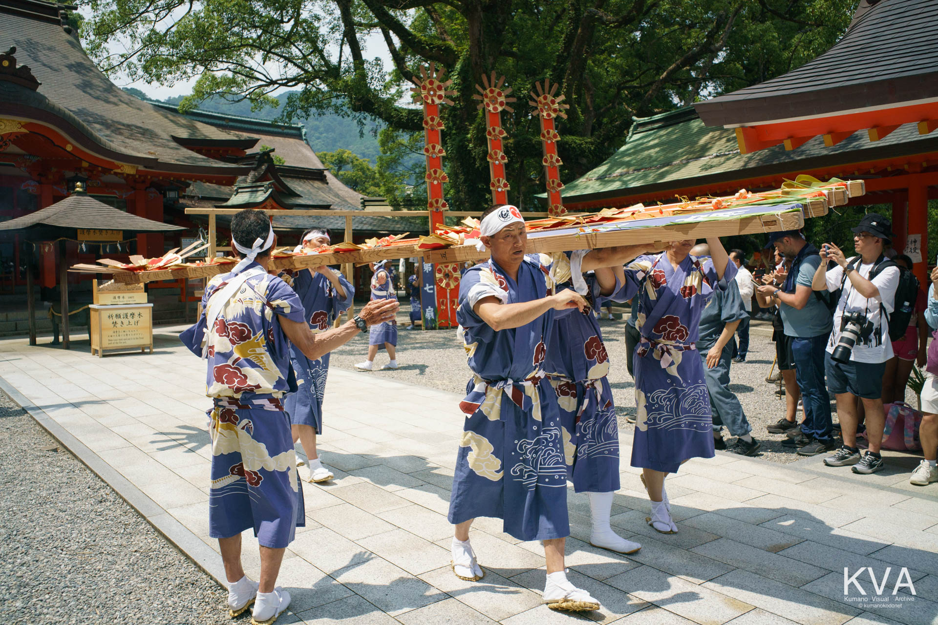 熊野那智大社境内を進む扇神輿と扇指