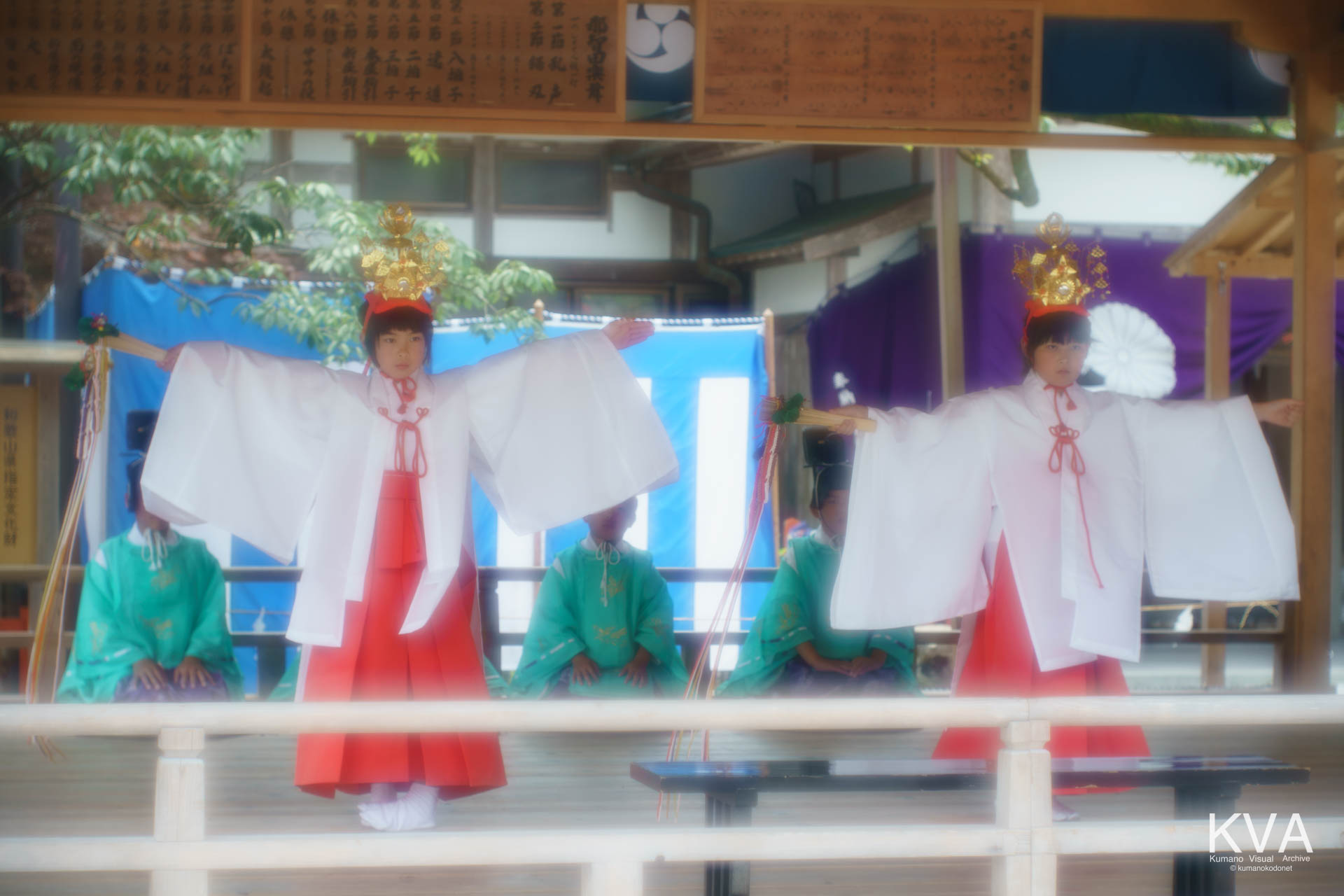 扇を持った児童が舞う巫女舞 (扇舞)