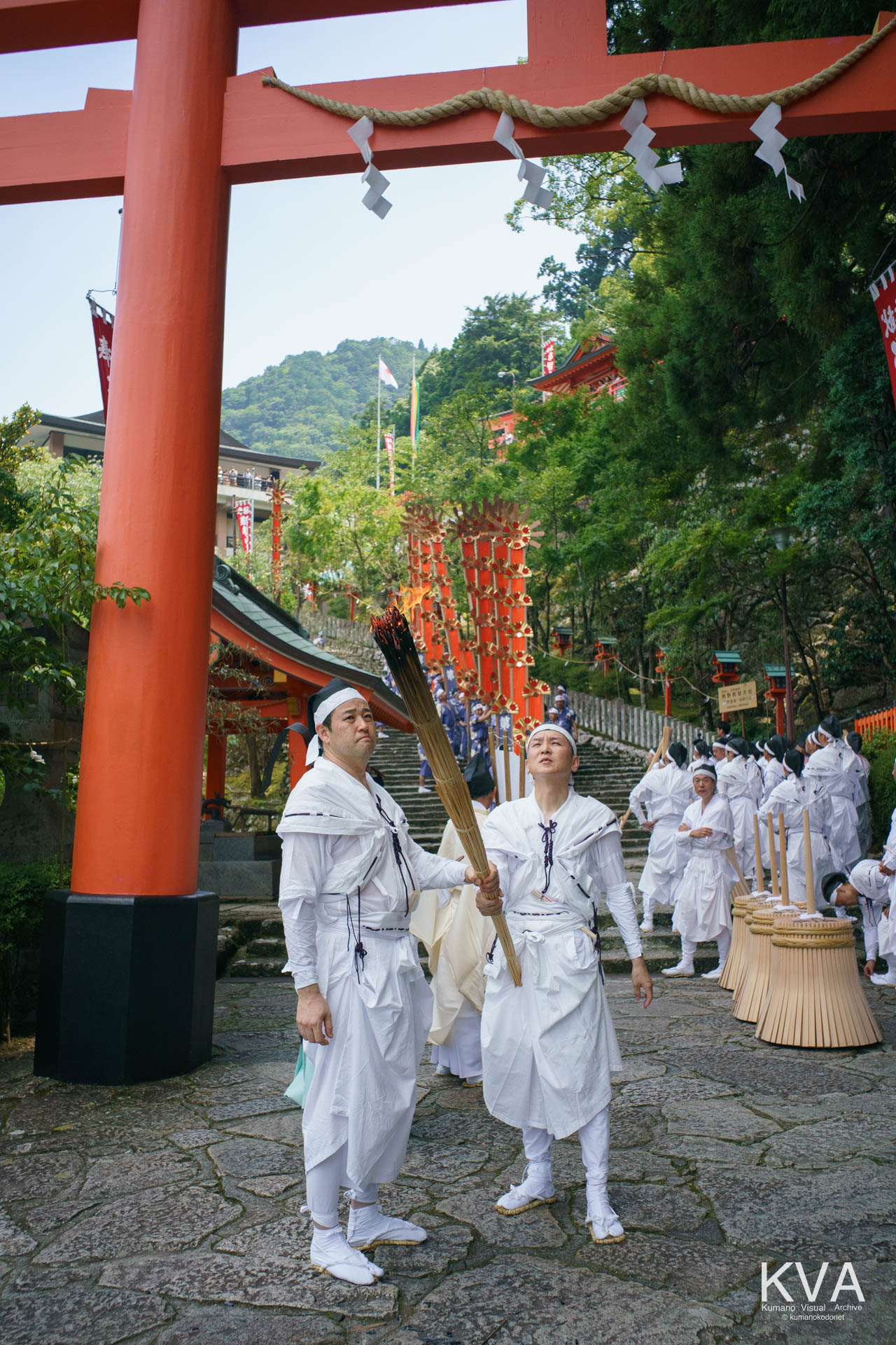 参道の大鳥居前にて十二基の扇神輿が下りてくる扇神輿渡御祭の様子
