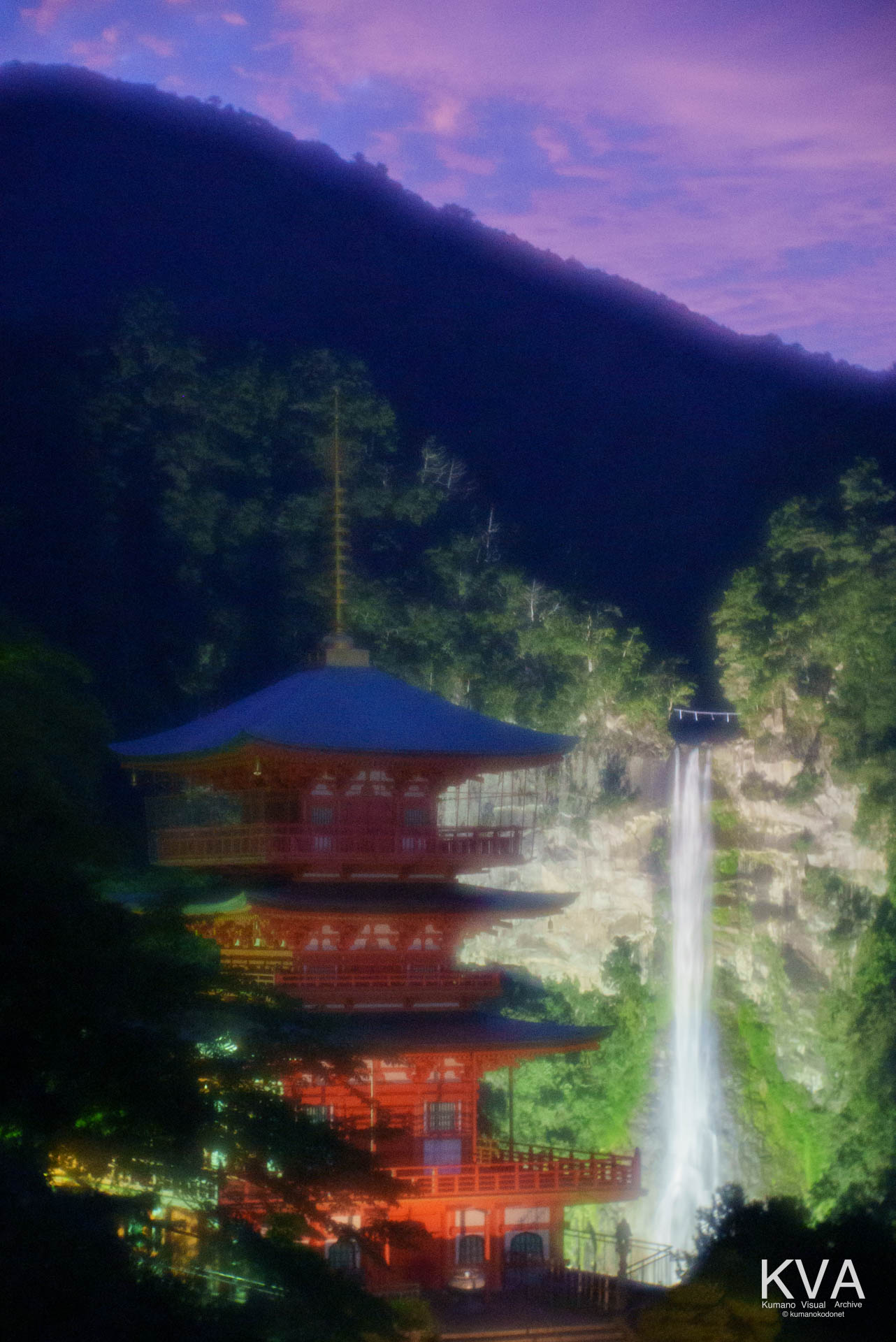 宵宮にてライトアップされた那智の滝と那智山青岸渡寺三重塔