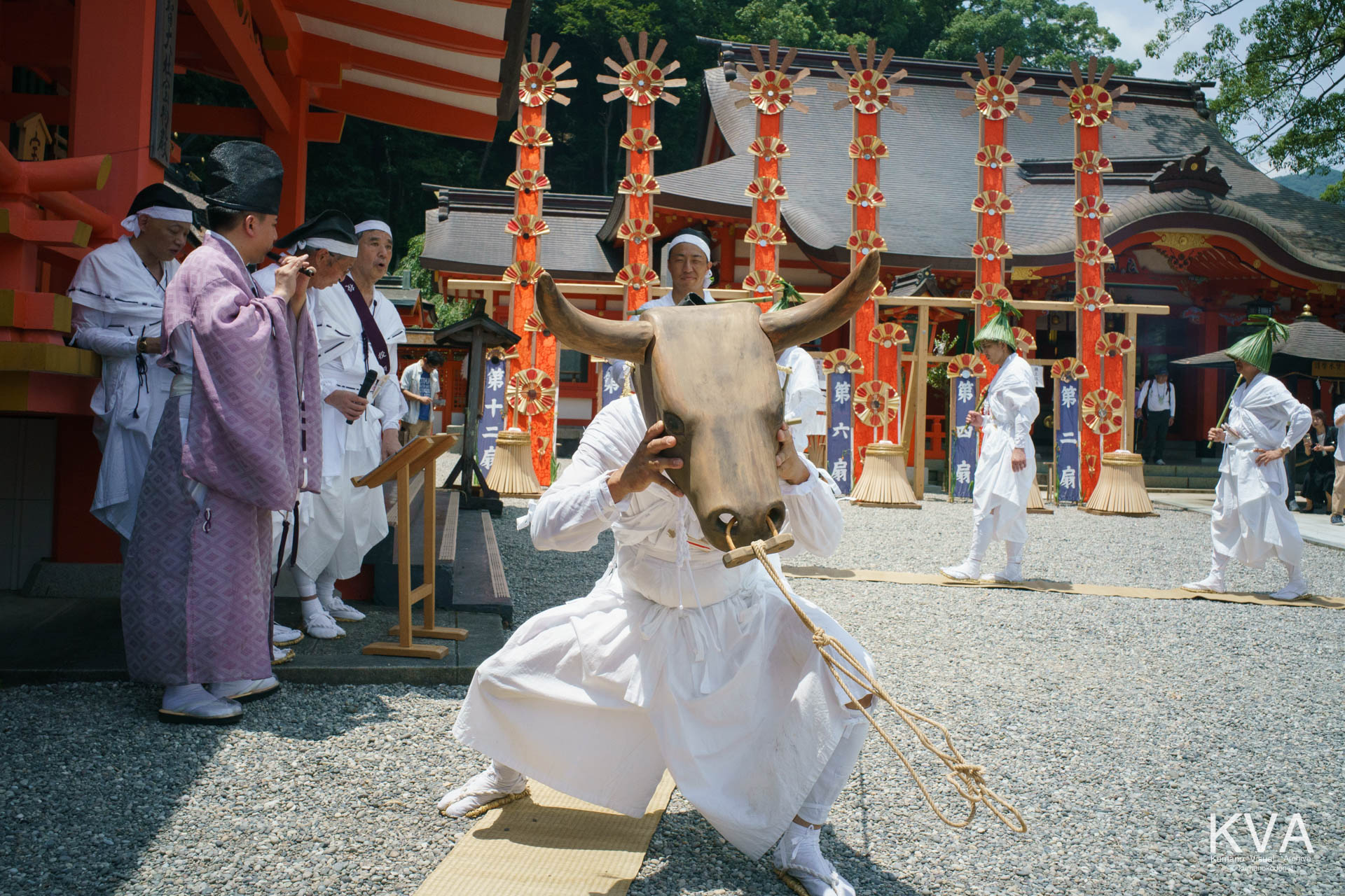 熊野那智大社拝殿前にて執り行われる御田植式