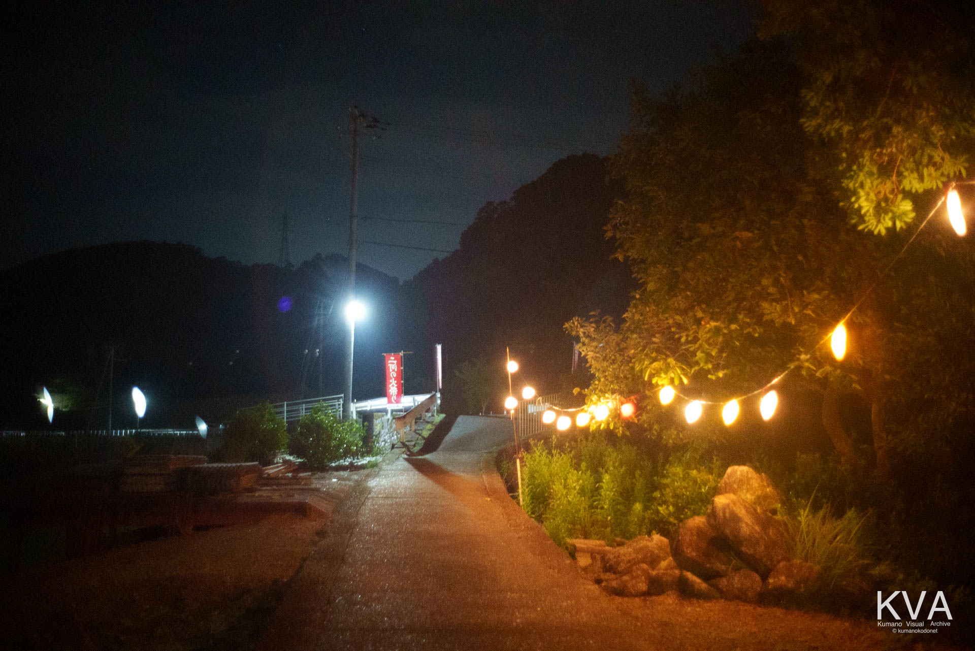 のぼり旗と明かりが灯る三光山金剛寺の参道