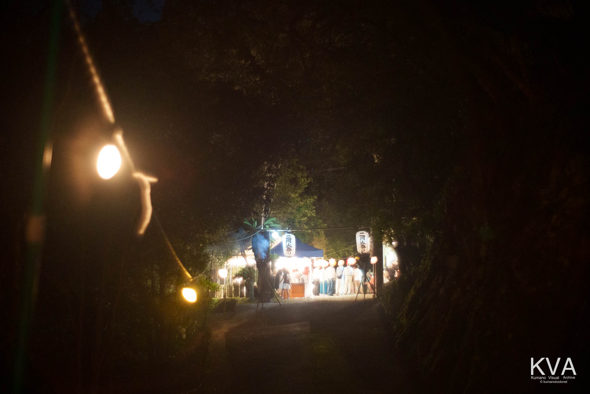 「二河火祭り」の提灯が灯る三光山金剛寺の参道と境内
