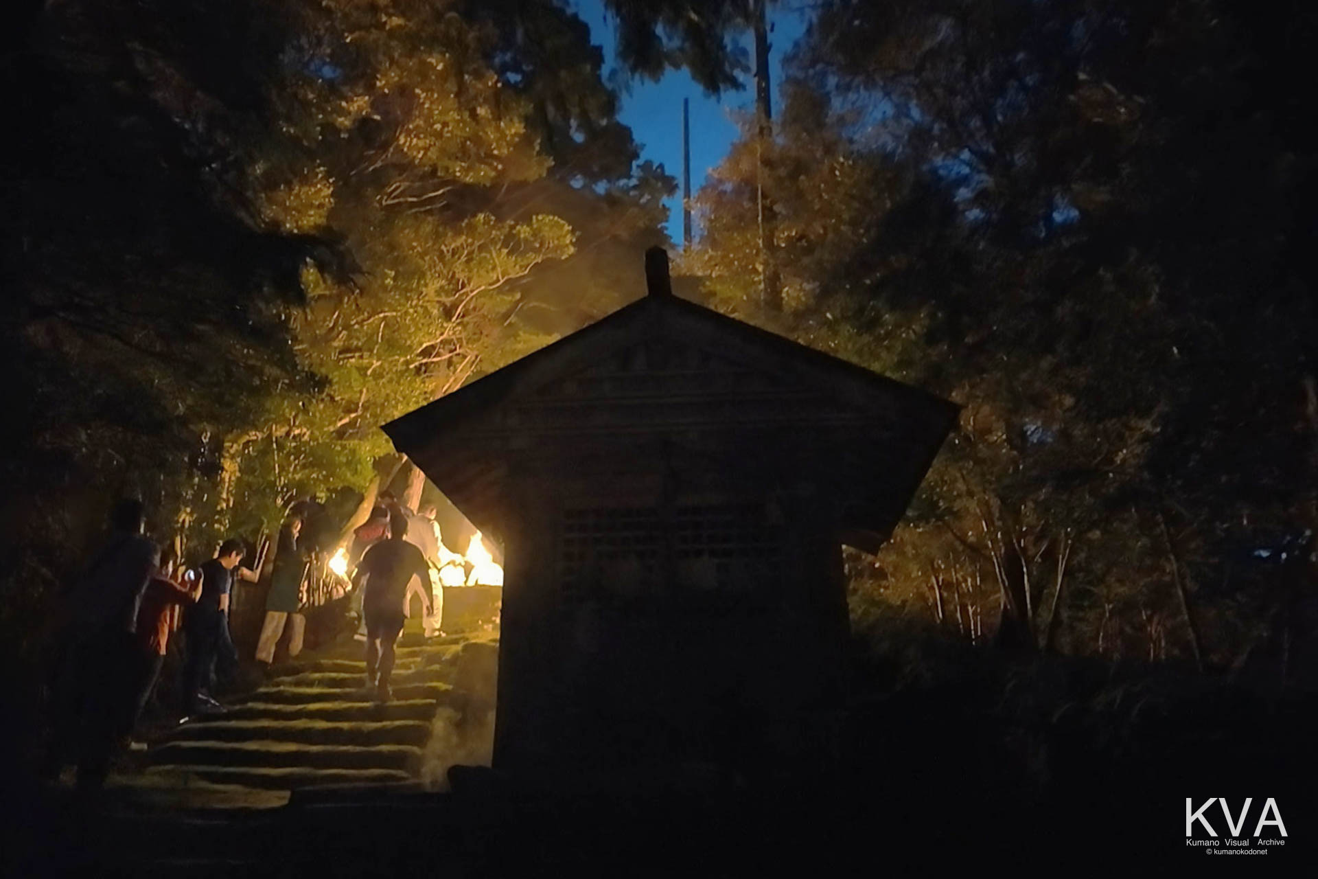 目神八幡神社の社殿脇の石段を上り宝篋印塔へと向かう参加者たち