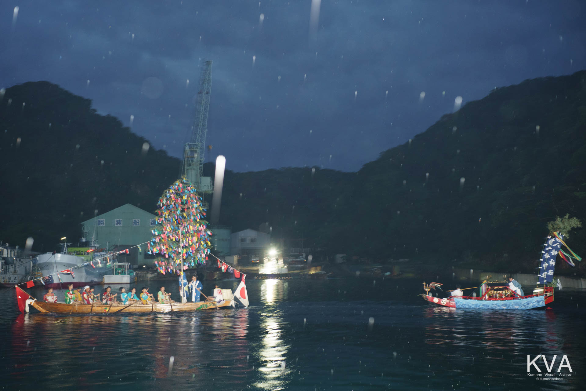 いざかた船溜での神輿海中神事を終え勝浦八幡神社前へ渡御する櫂伝馬と御舟