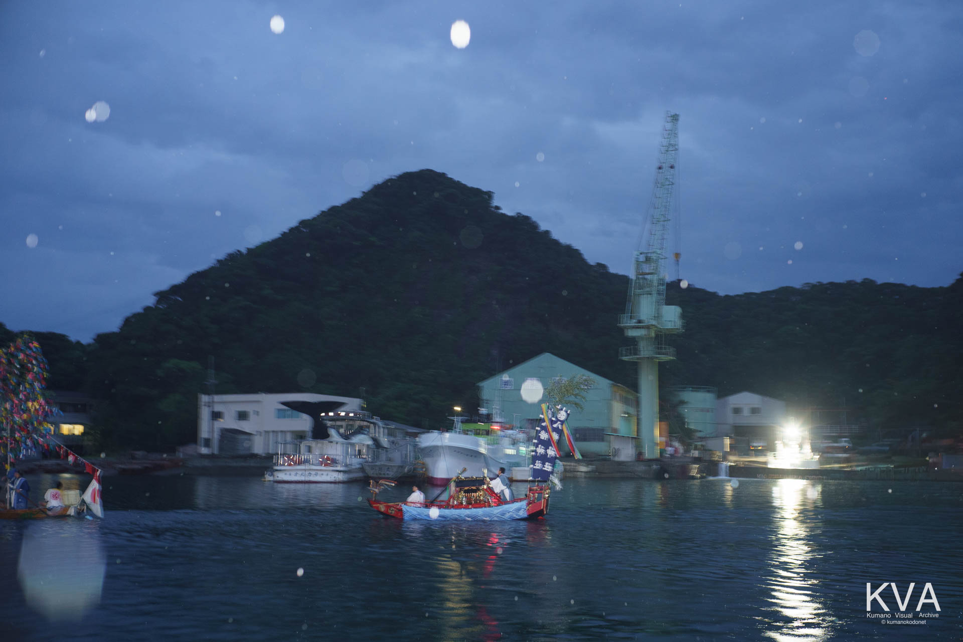 大勝浦舟揚場付近を進む神輿を奉安した御舟