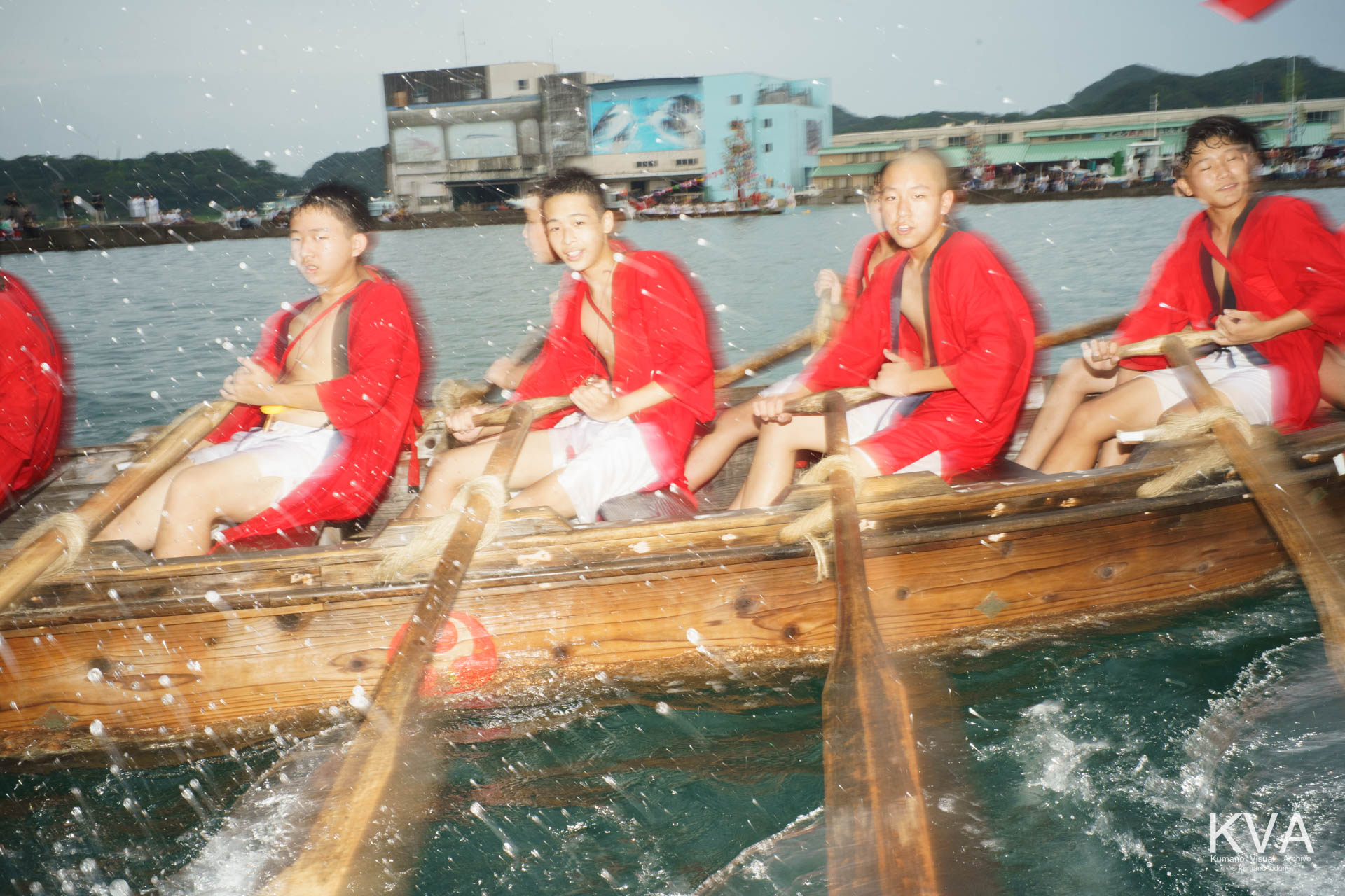 櫂伝馬行事にて櫂伝馬を漕ぐ赤組の少年たち