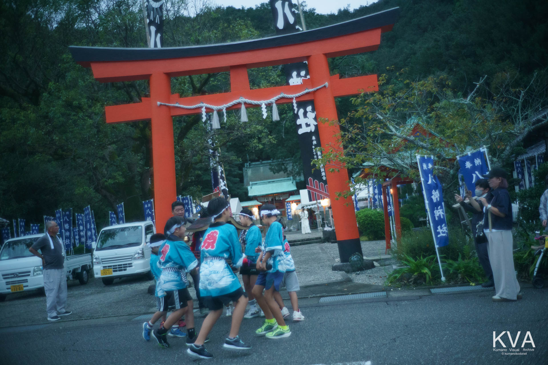 宵宮祭にて鳥居前で子供神輿を担ぐ子どもたち