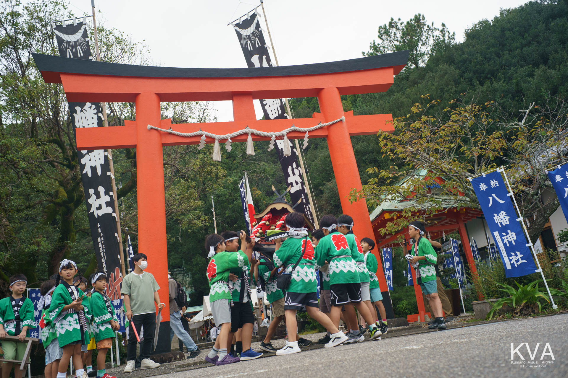 渡御祭式典を前に勝浦八幡神社の鳥居前で神輿を練る第六区 (築地区) の子供神輿