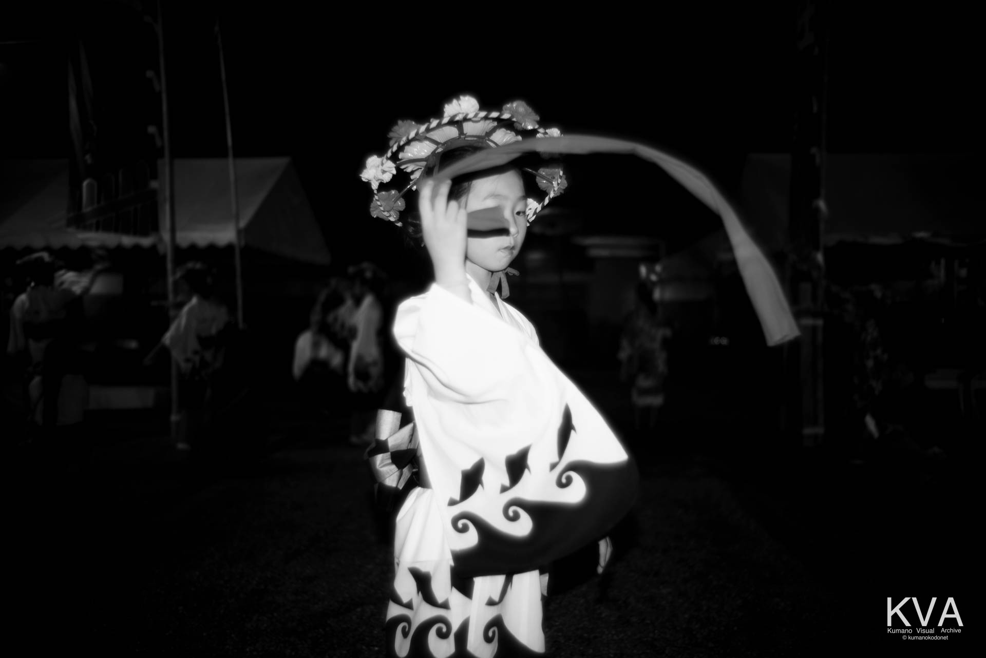 境内で子供手踊りを奉納する子どもたち