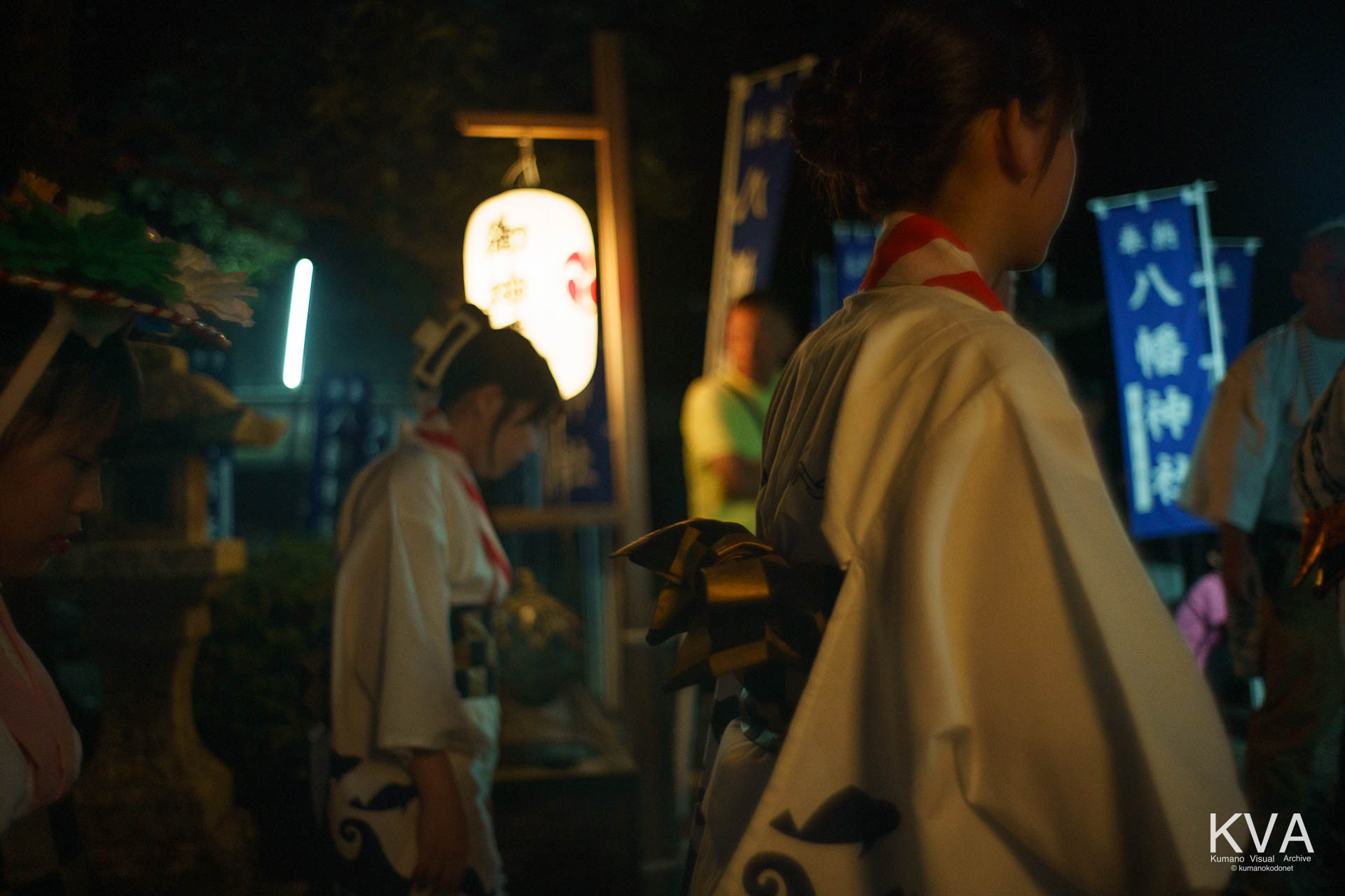 子供手踊り奉納のため境内を進む少女たち