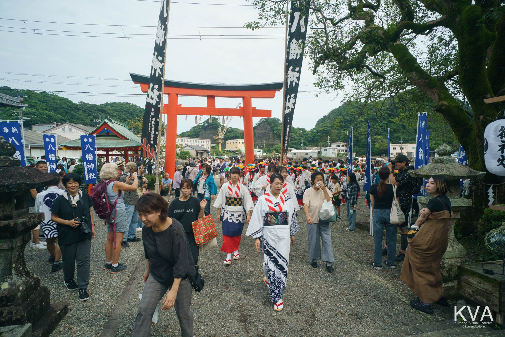 参道を通り境内へ進む子供手踊りの一行