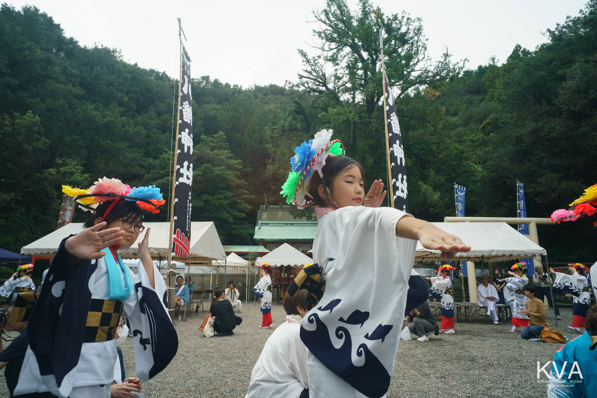 境内で手を広げて舞を披露する子供手踊りの子どもたち