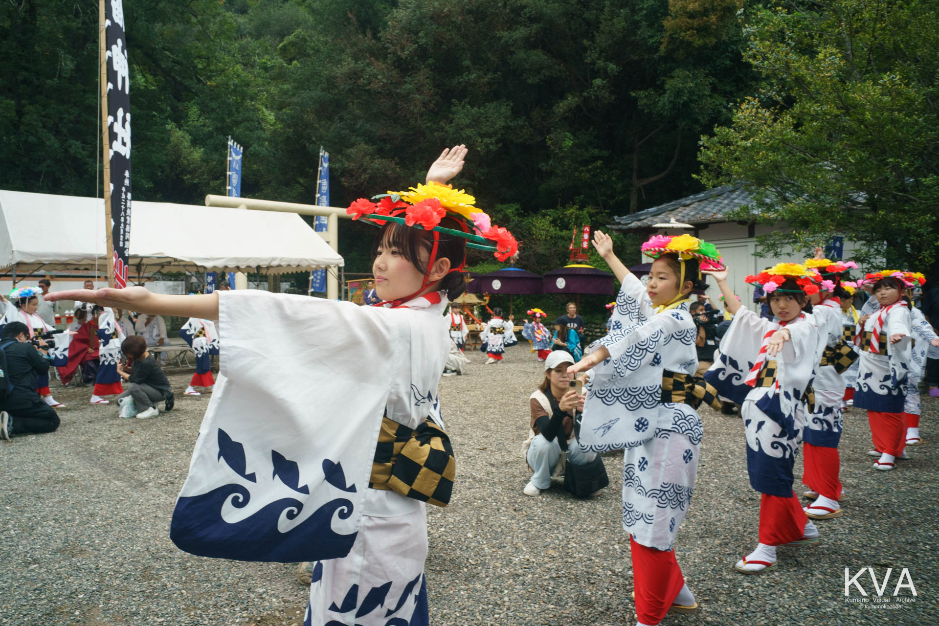 輪になって手踊りを奉納する子どもたち