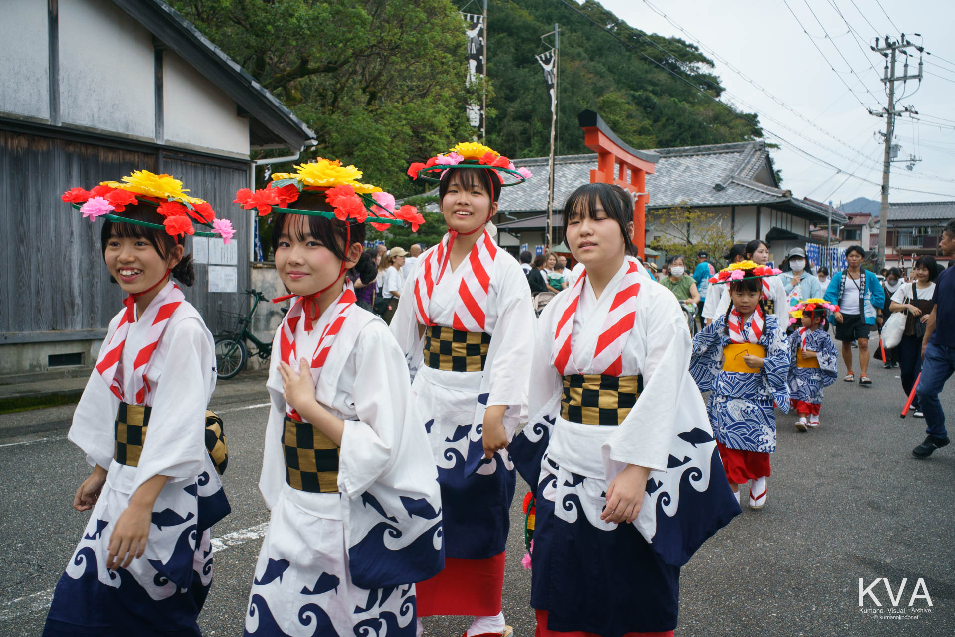 花笠と着物姿で渡御する子供手踊りの踊り手たち