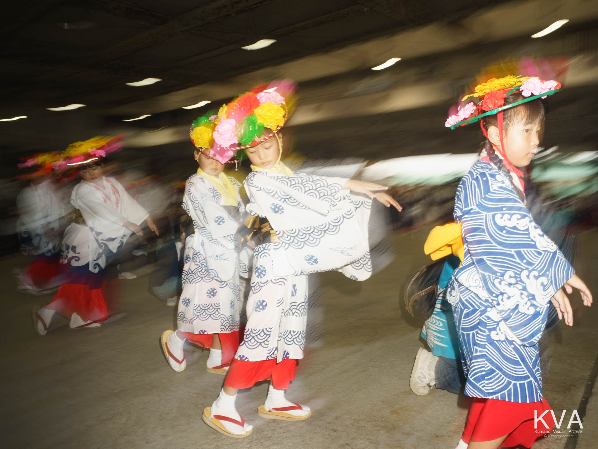 御旅所である勝浦地方卸売市場での子供手踊りの奉納