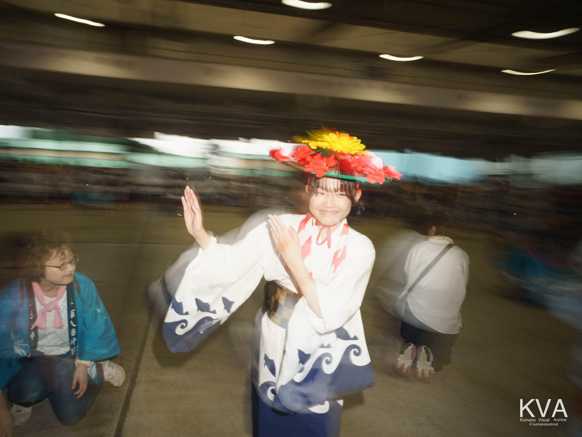 勝浦地方卸売市場の御旅所で花笠をかぶり子供手踊りを舞う少女