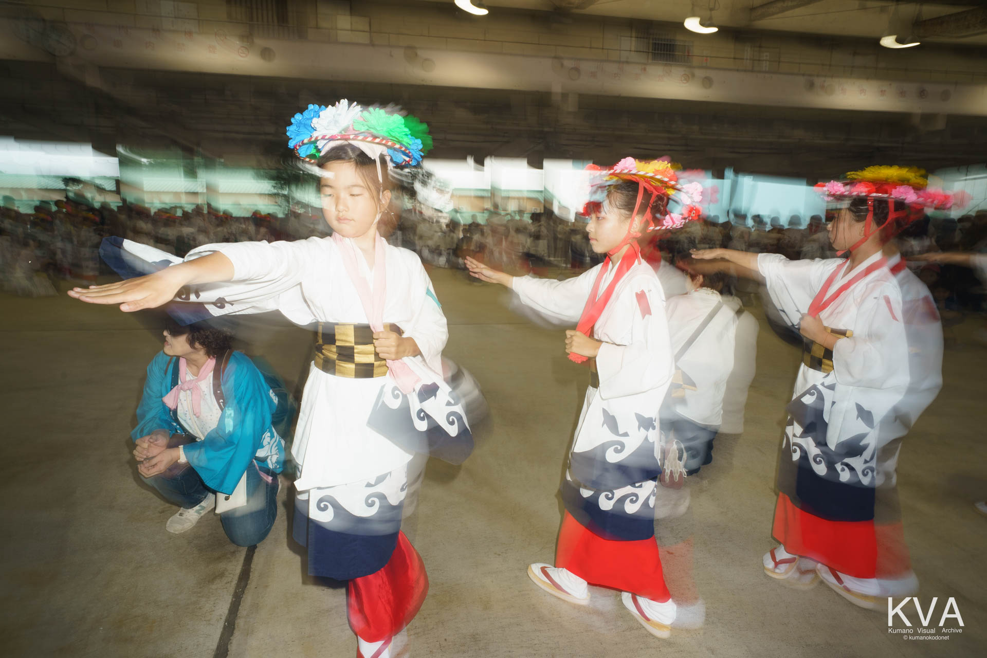 御旅所で花笠をかぶり子供手踊りを奉納する子供たち