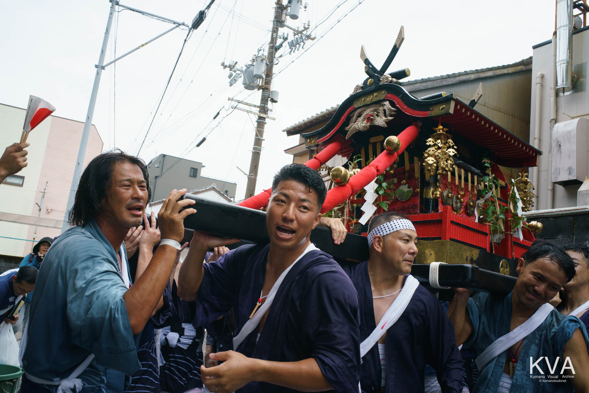 那智勝浦町内を練り歩く神輿と担ぎ手たち