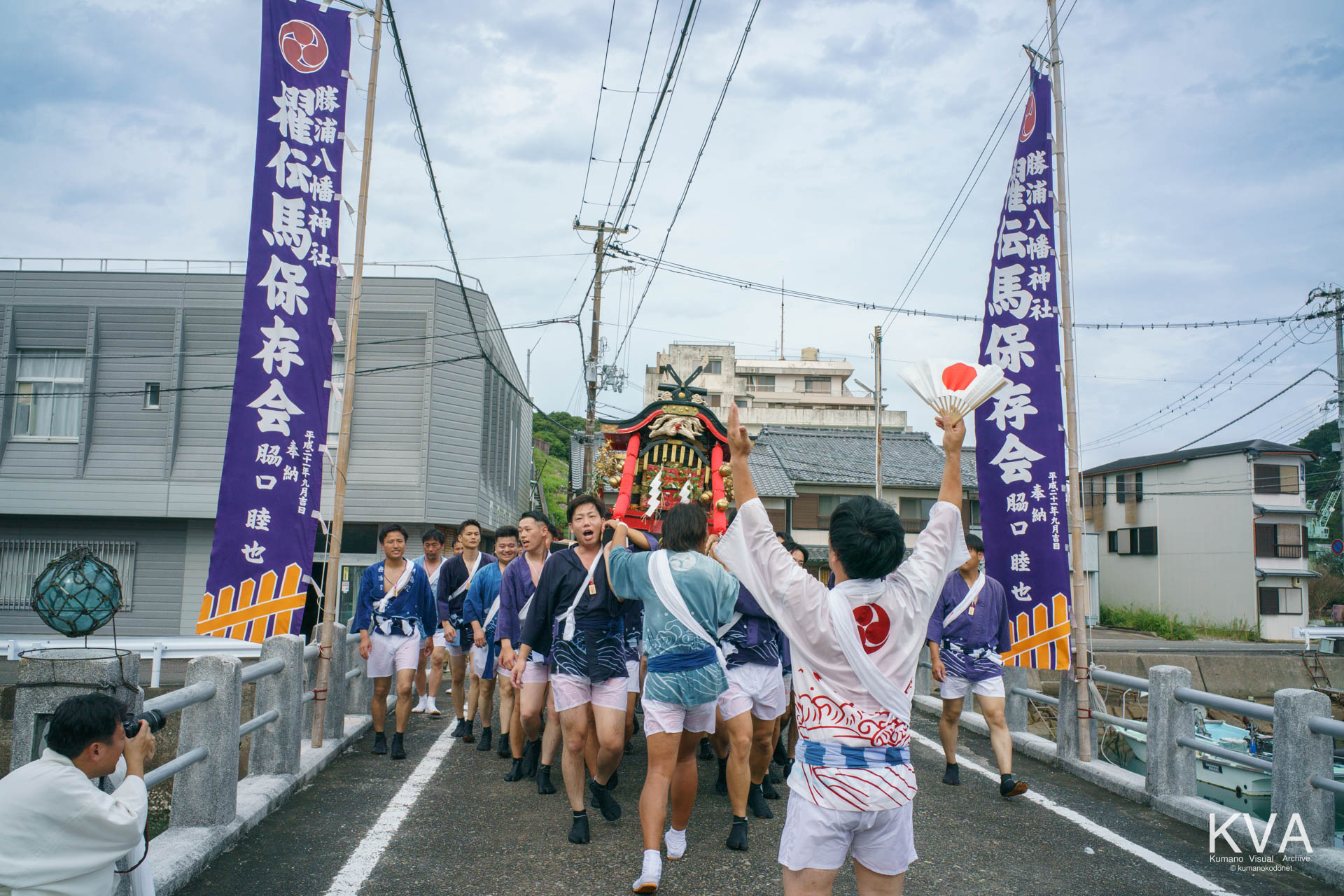 江南橋を渡る神輿行列