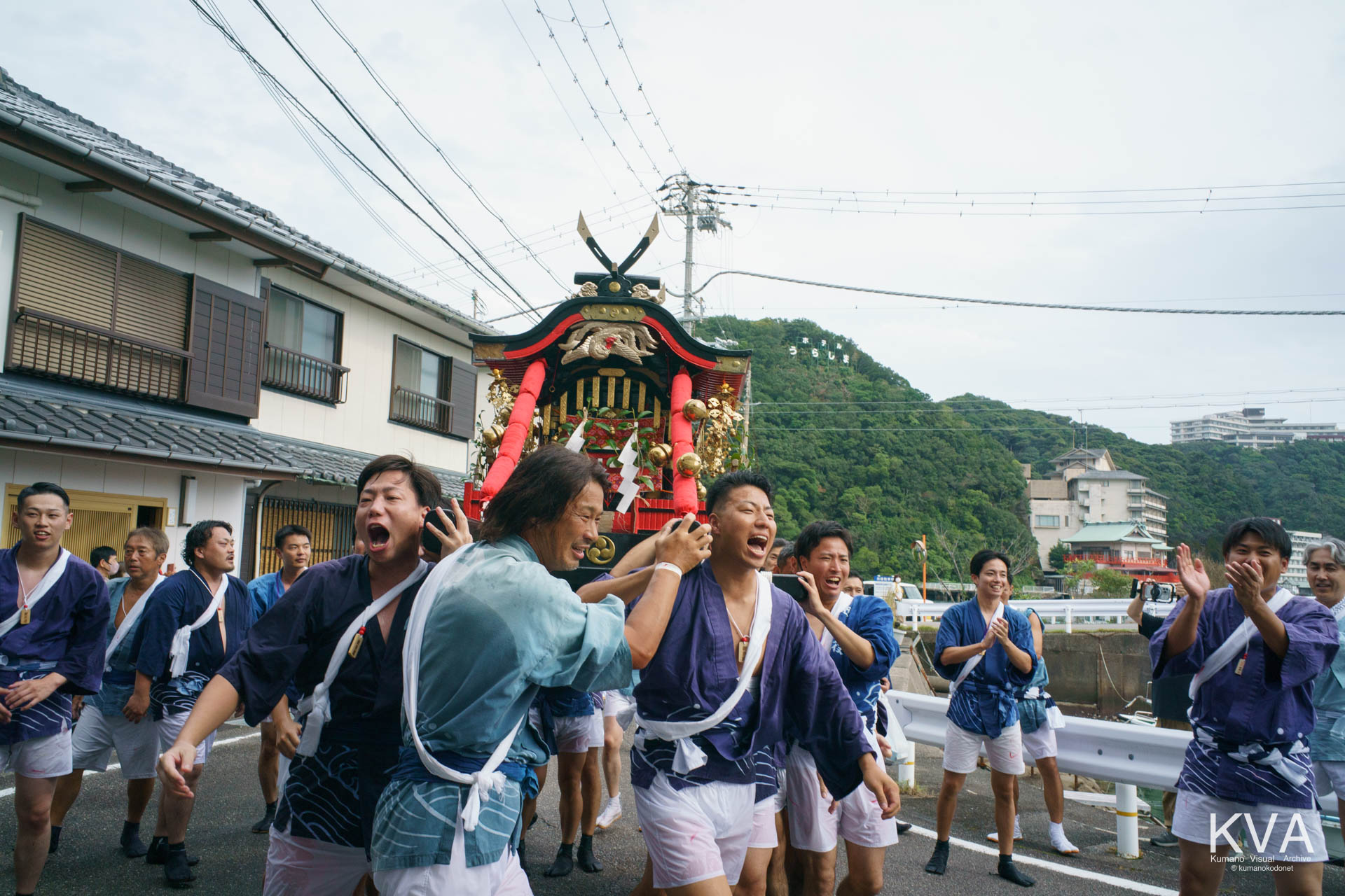 江南橋の手前で掛け声をあげる神輿の担ぎ手たち