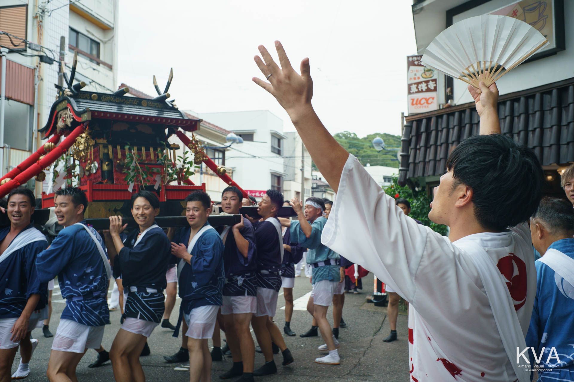 いざかた通り商店街を進む神輿と担ぎ手たち