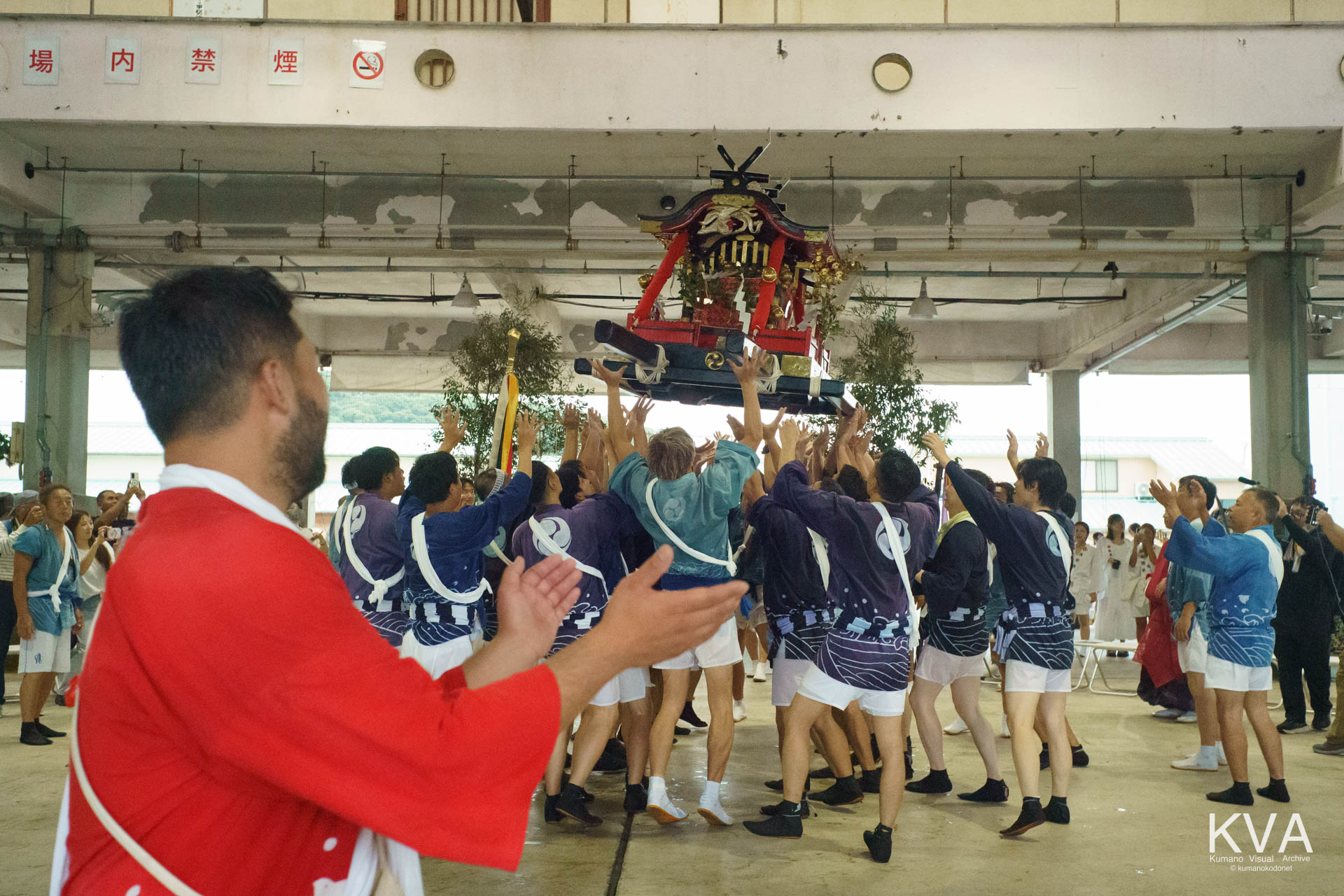 御旅所に到着し神輿を高く差し上げる担ぎ手たち