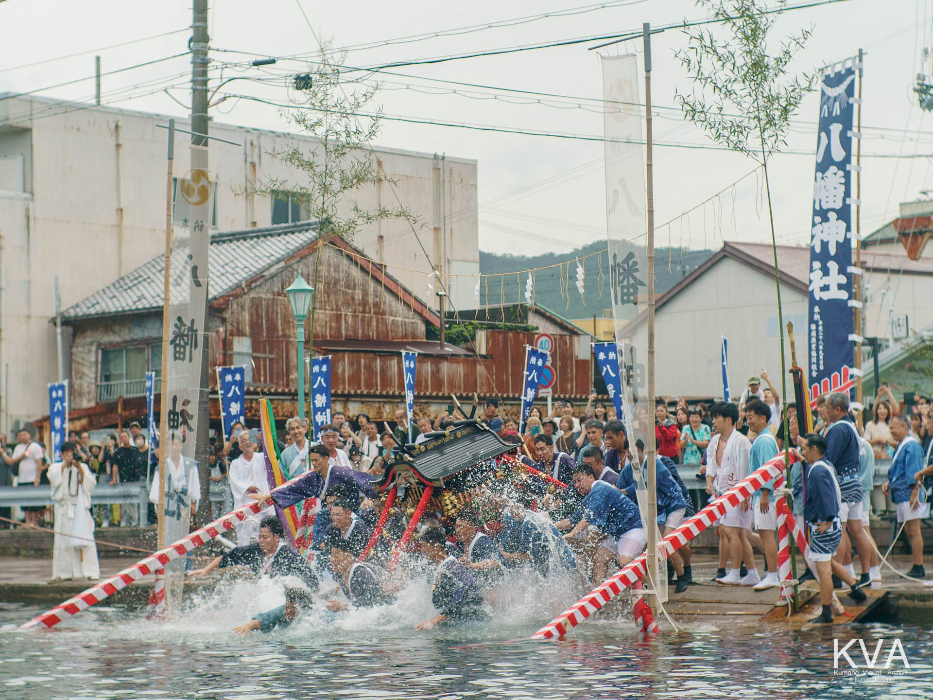 神輿海中神事にて水しぶきを上げて海に入る神輿