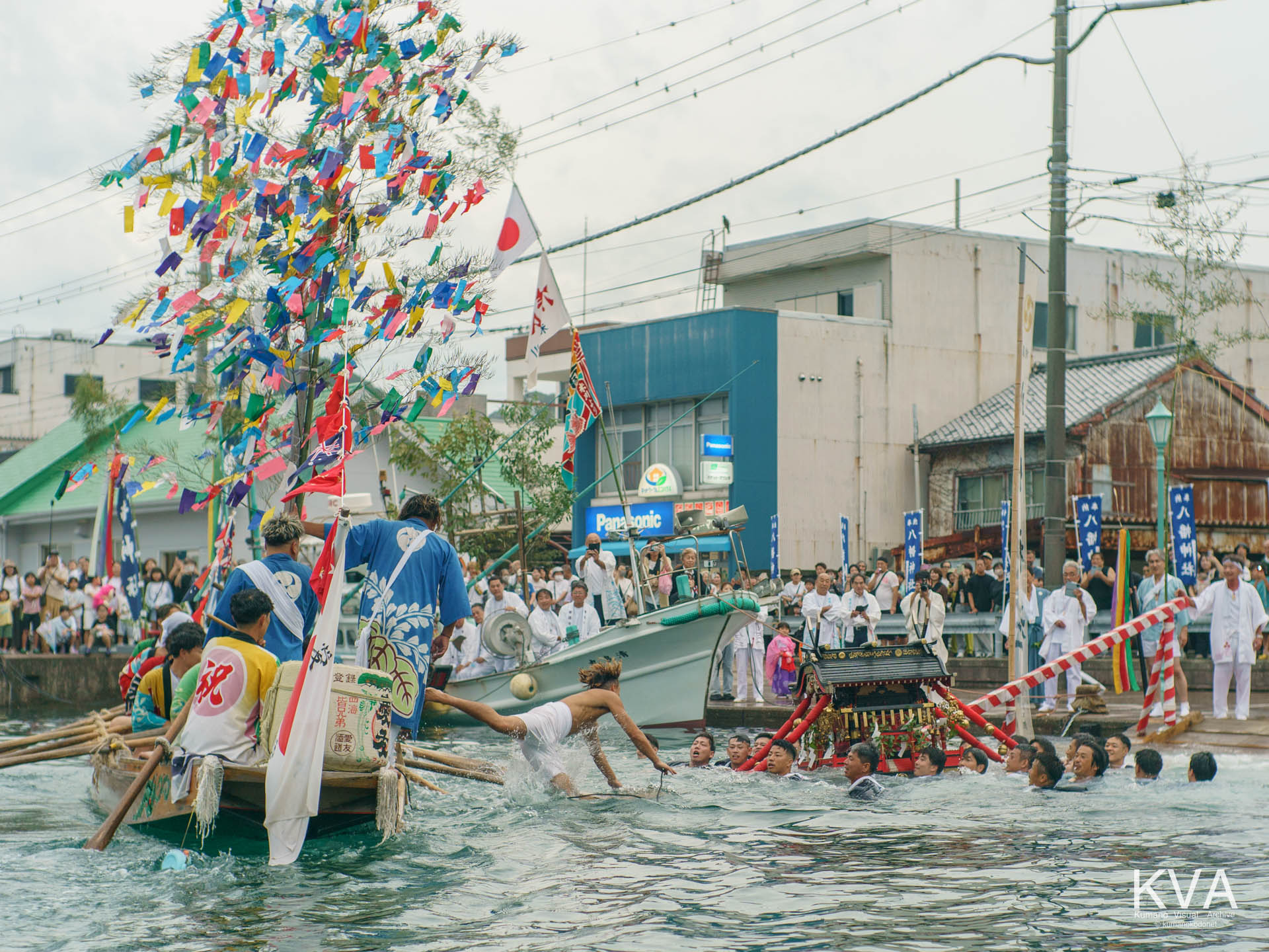 神輿海中神事にて愛友会の櫂伝馬が待ち受ける海を進む神輿