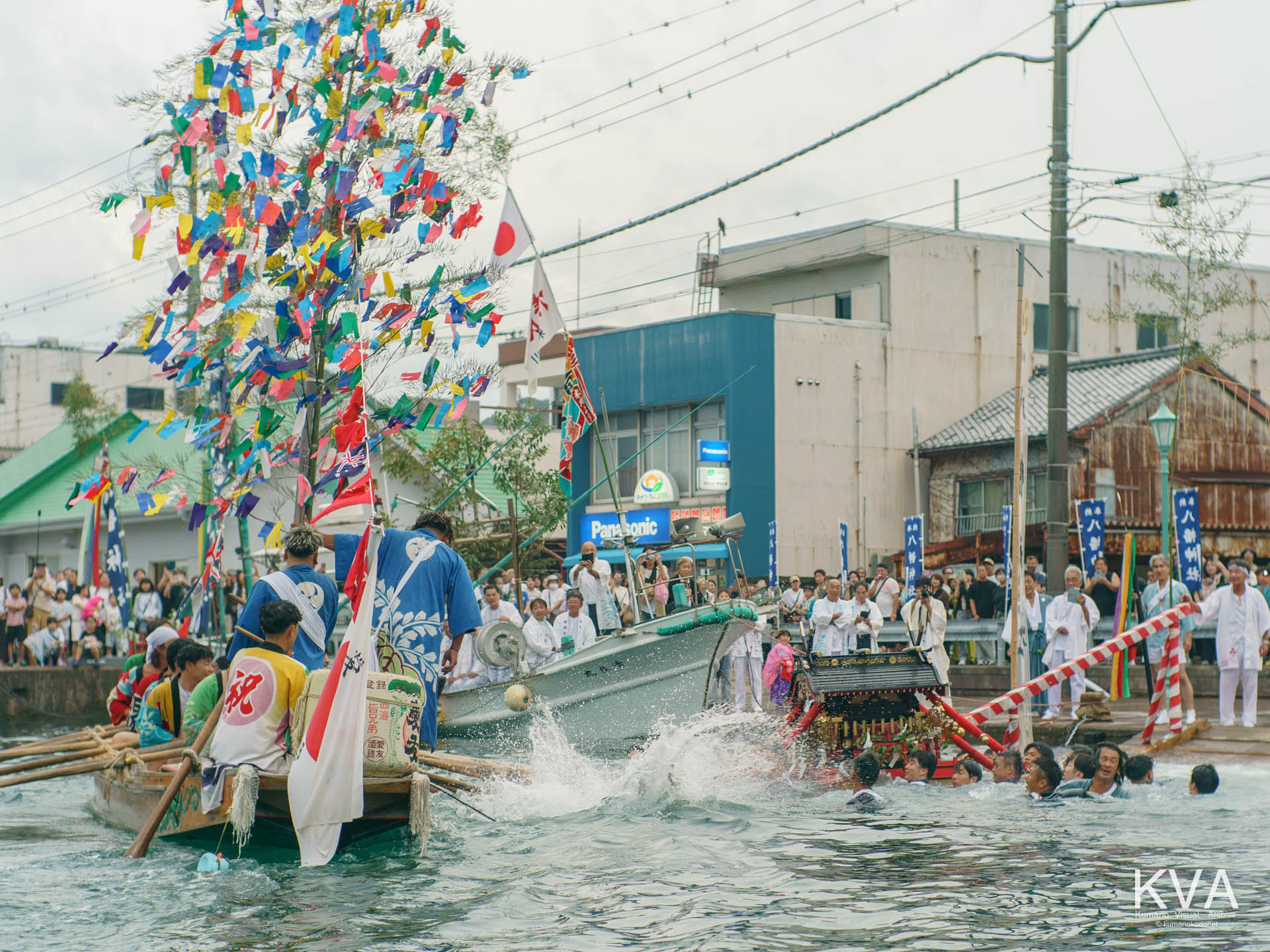 神輿海中神事にて愛友会の櫂伝馬と海中を渡御する神輿