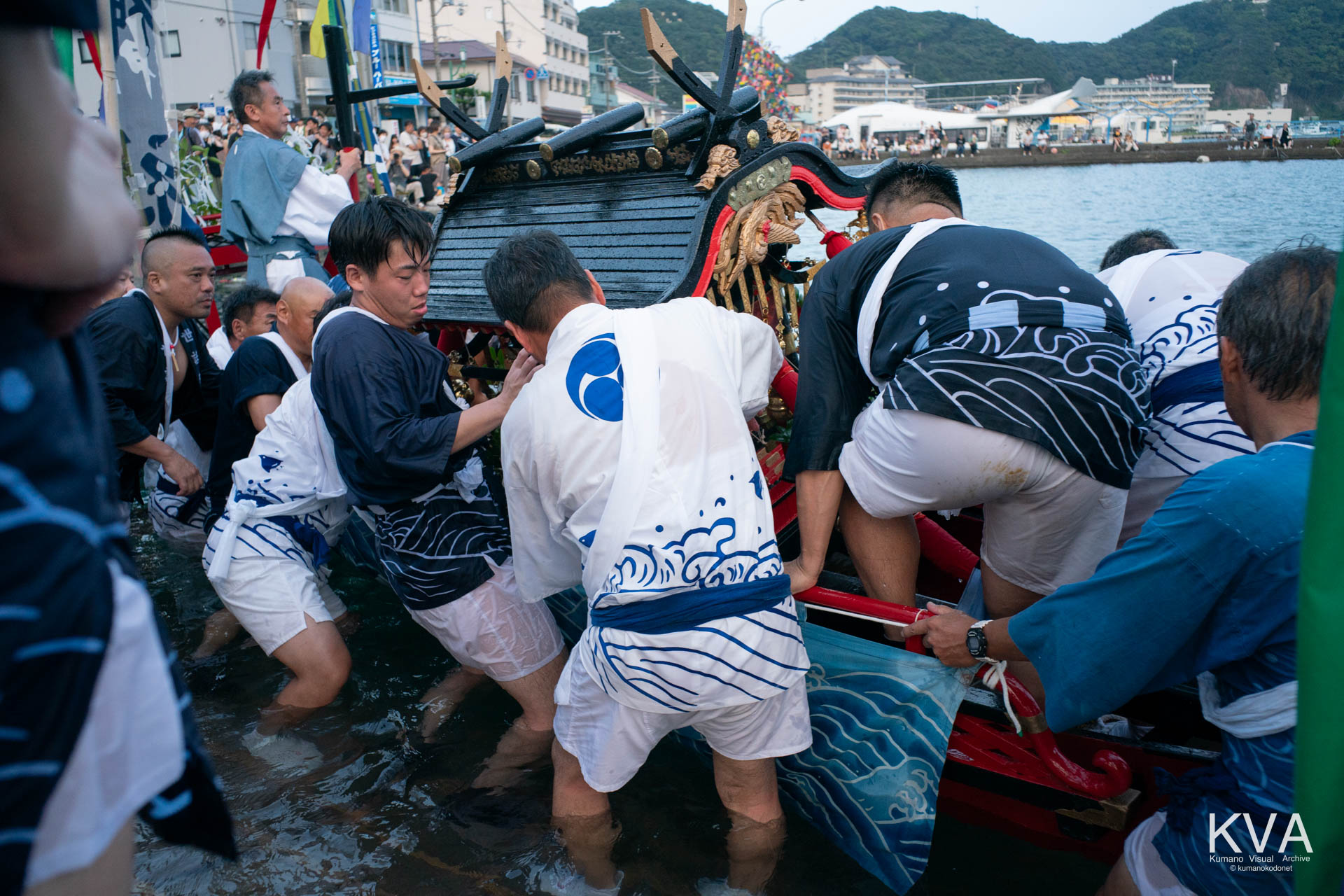 いざかた船溜の水中で神輿を御舟に乗せる世話役たち
