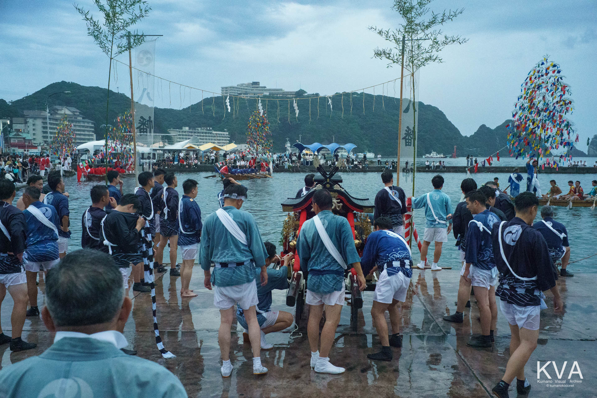御舟に乗せるためいざかた船溜の岸壁で神輿を整える世話役たち