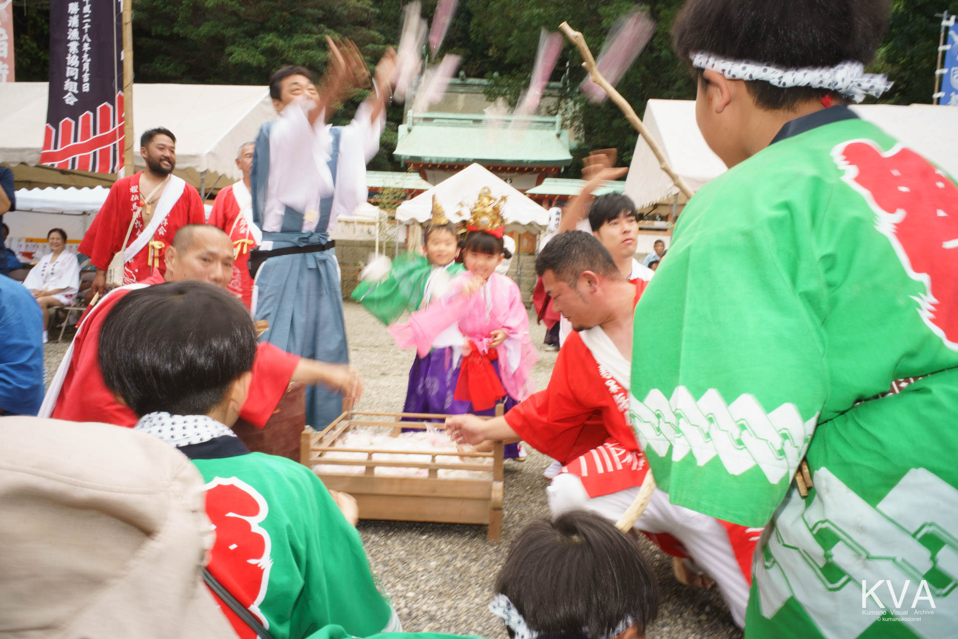 餅まきにて一斉に餅をまく稚児と櫂伝馬保存会の人々