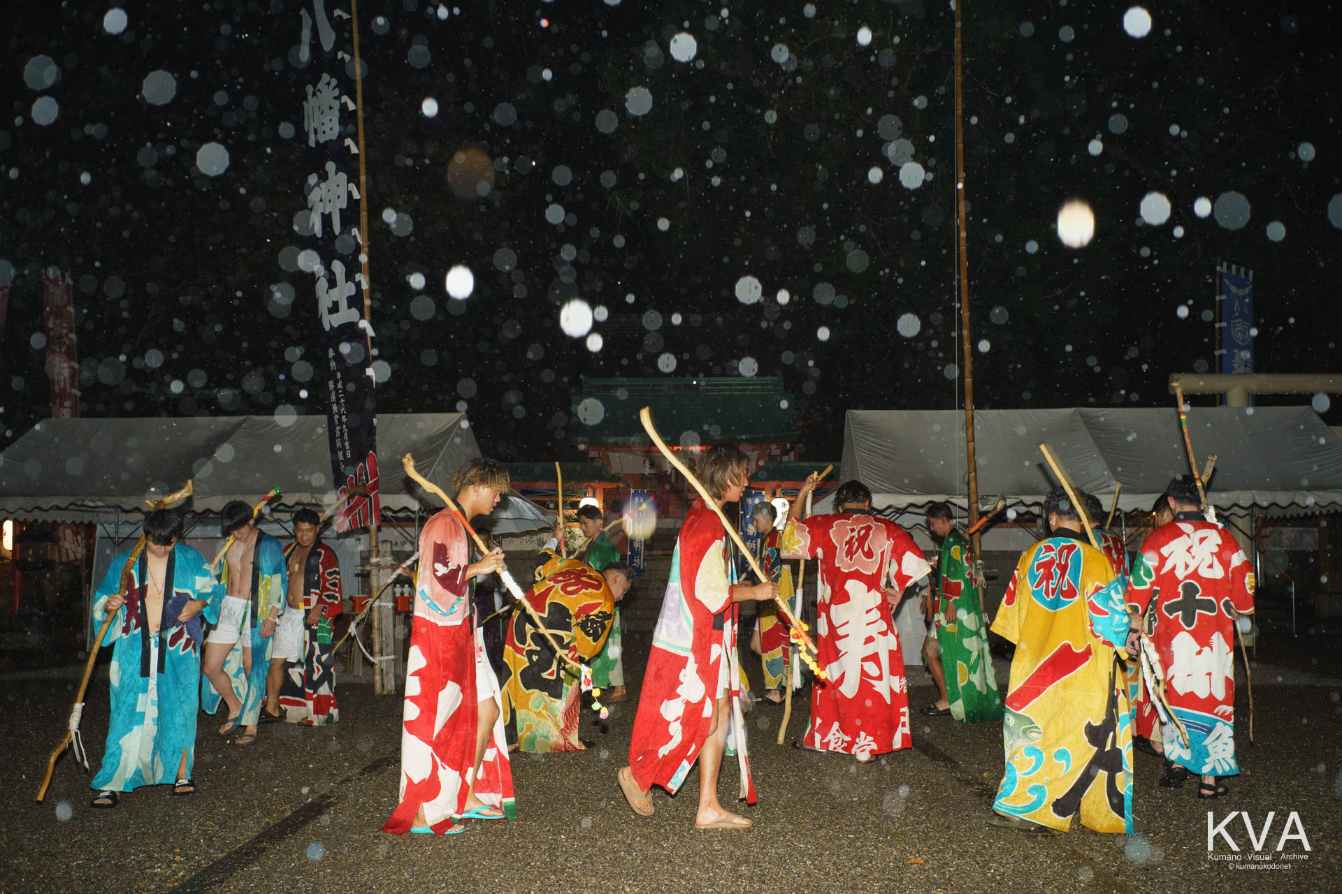 夜の境内で餅つき歌を奉納する愛友会