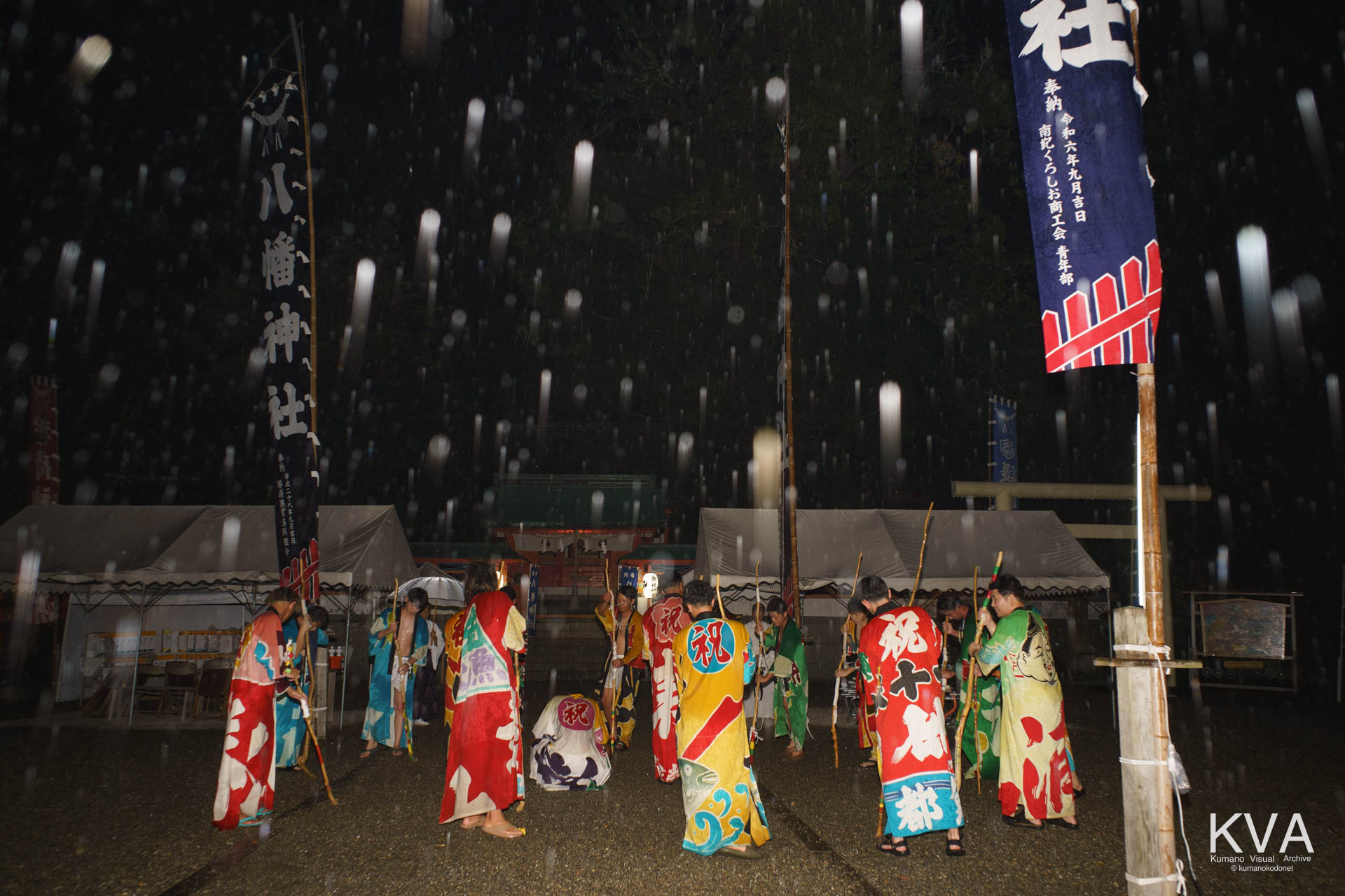 雨の中で執り行われる愛友会の餅つき歌奉納