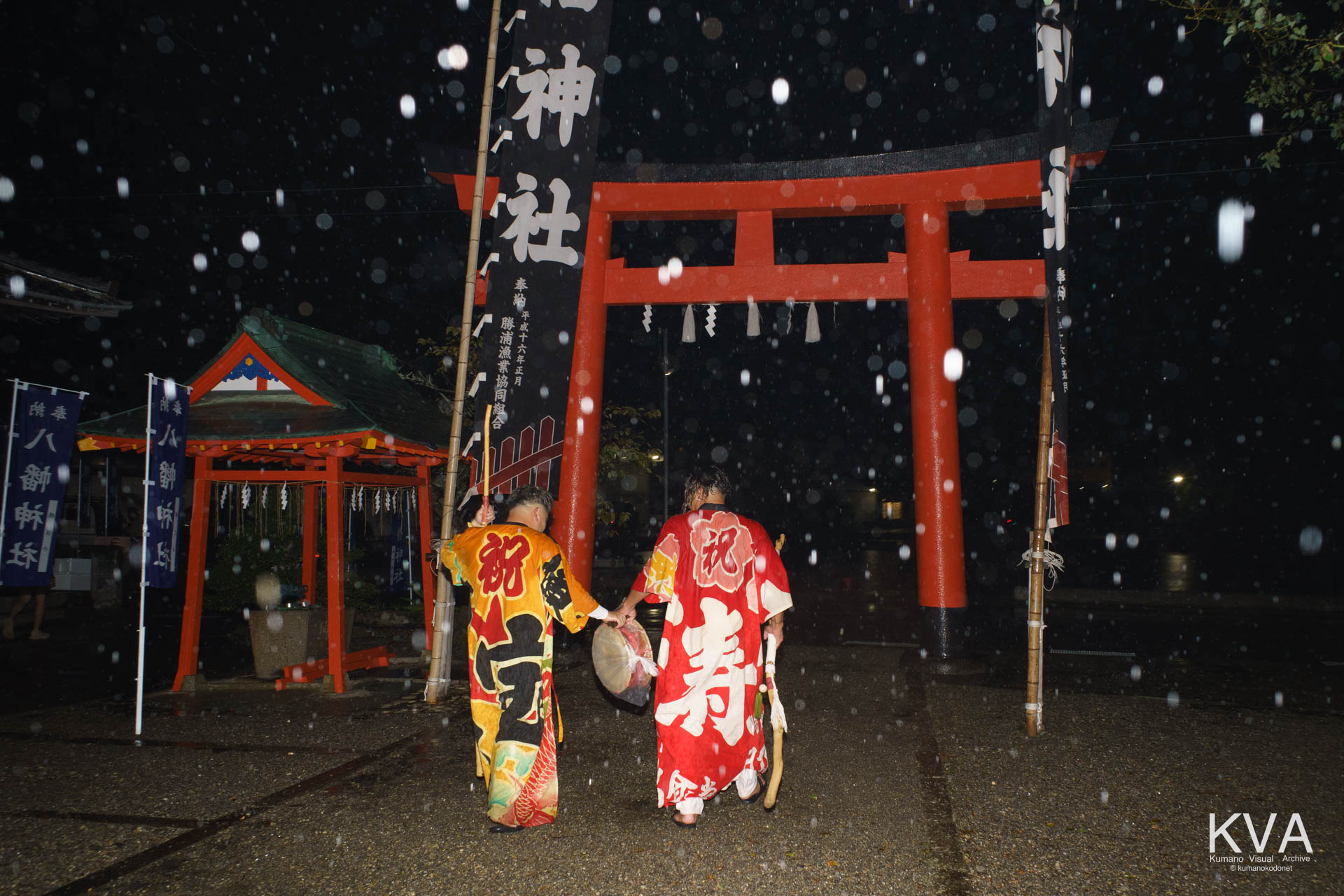 奉納を終え鳥居を抜け帰路につく愛友会