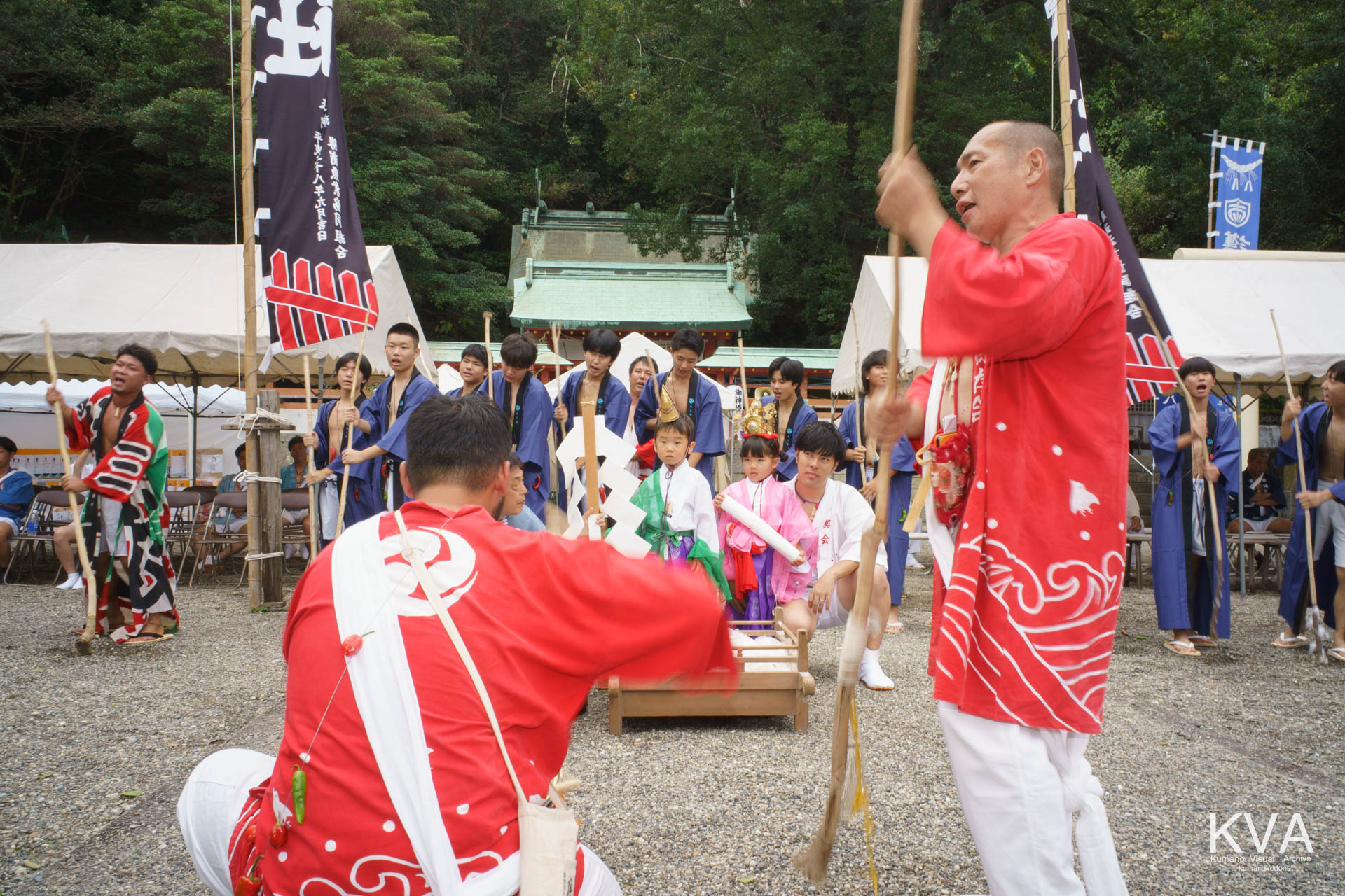 境内で餅つき歌を奉納する手前の櫂伝馬保存会と奥の高友会および愛友会